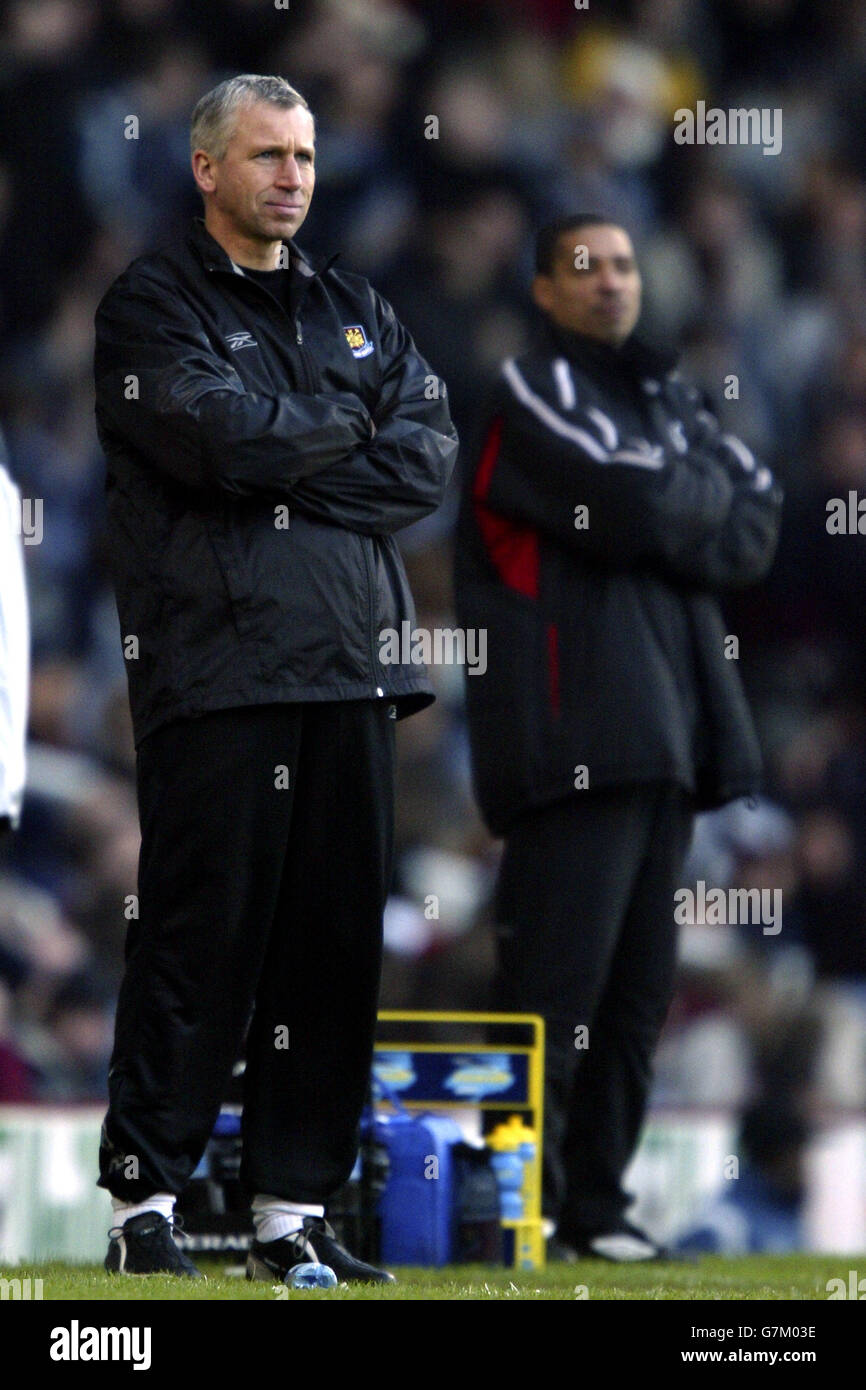 Soccer - Coca-Cola Football League Championship - West Ham United v Nottingham Forest. West Ham United manager Alan Pardew and Nottingham Forest's coach Des Walker (r) watch the action Stock Photo