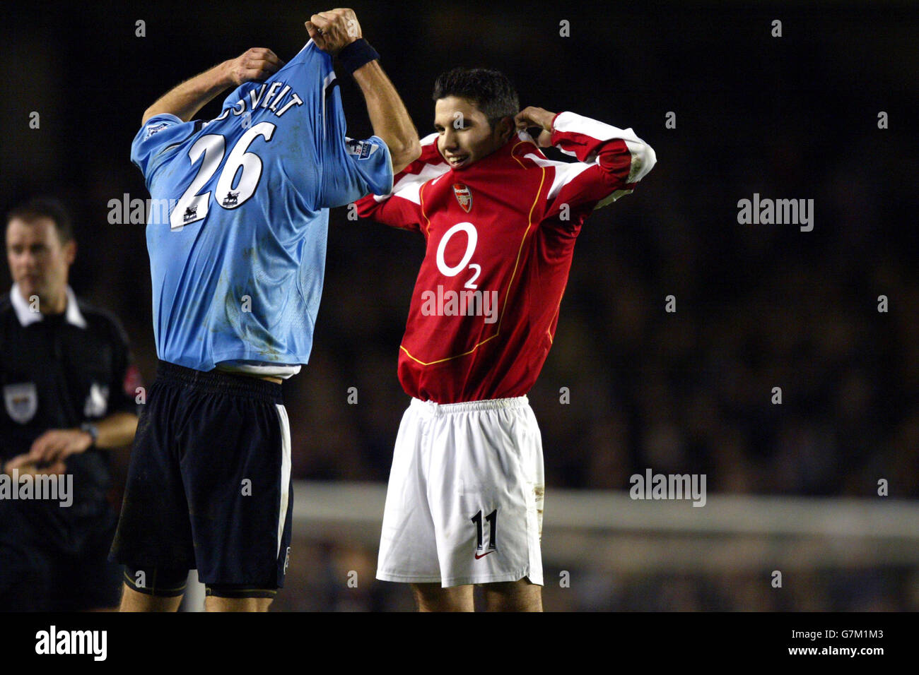 Arsenal's Robin van Persie swaps shirts with Manchester City's Paul Bosvelt a former Feyenoord teammate Stock Photo