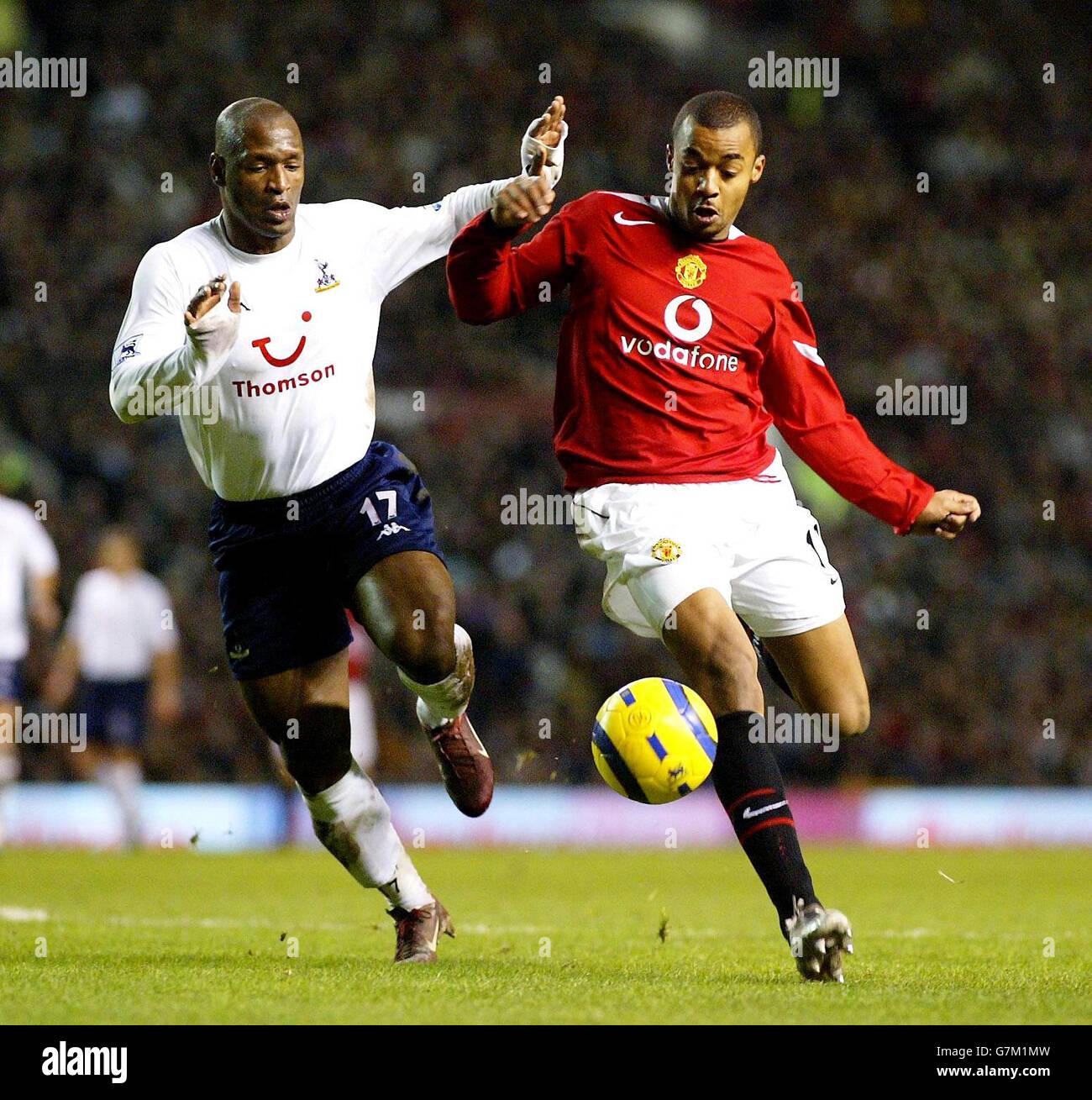 Manchester Uniteds David Bellion (right) and Tottenham Hotspurs Noe Pamarot Stock Photo