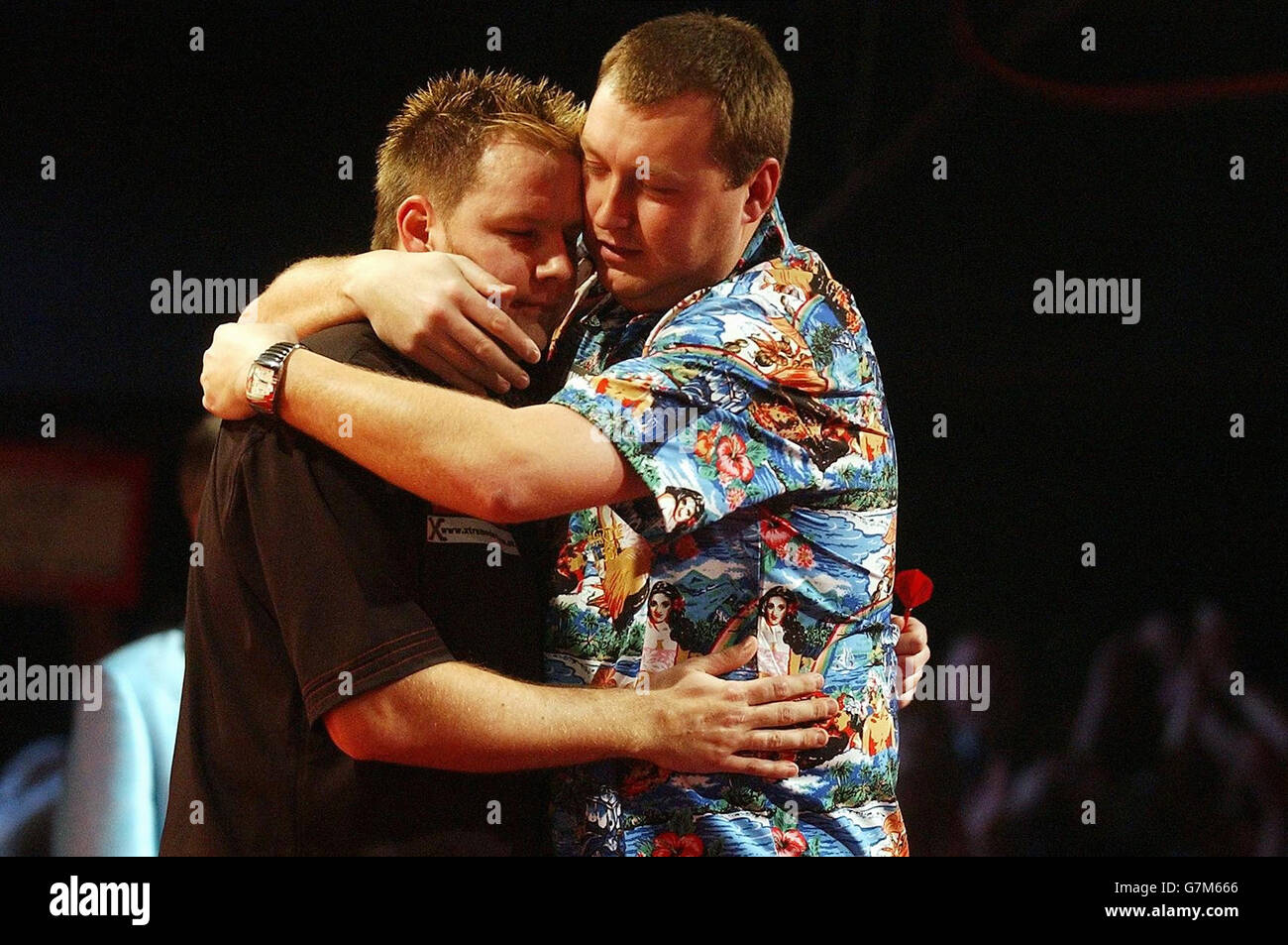 Mark Dudbridge v Wayne Mardle - Semi Final - Ladbrokes.com Darts Championship - Circus Tavern, Purfleet, Essex. Mark Dudbridge from Bristol (left) is congratulated on his victory by opponent Wayne Mardle of Essex, in the first Semi Final. Stock Photo