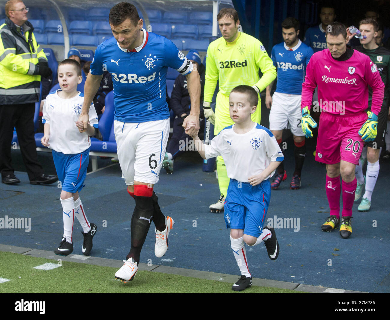 subtraktion Mand svamp Rangers' mascot Kieran Duffy with brother Declan run out with Lee McCulloch  before the William Hill Scottish Cup Fifth Round match at Ibrox Stadium,  Glasgow Stock Photo - Alamy