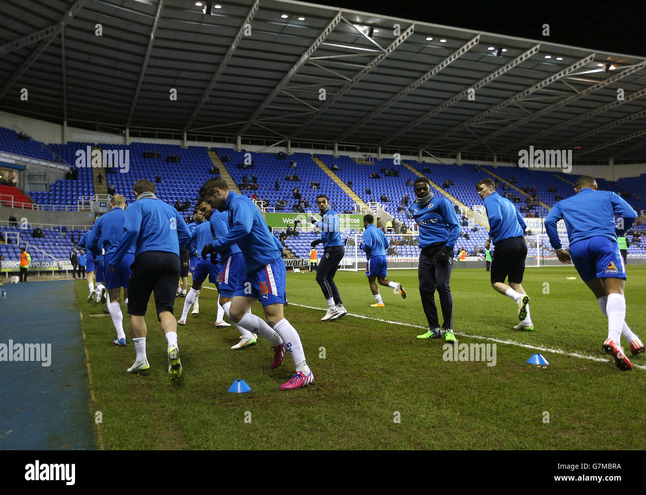 Soccer - Sky Bet Championship - Reading v Wigan Athletic - Madejski Stadium. Reading players during warmup. Stock Photo