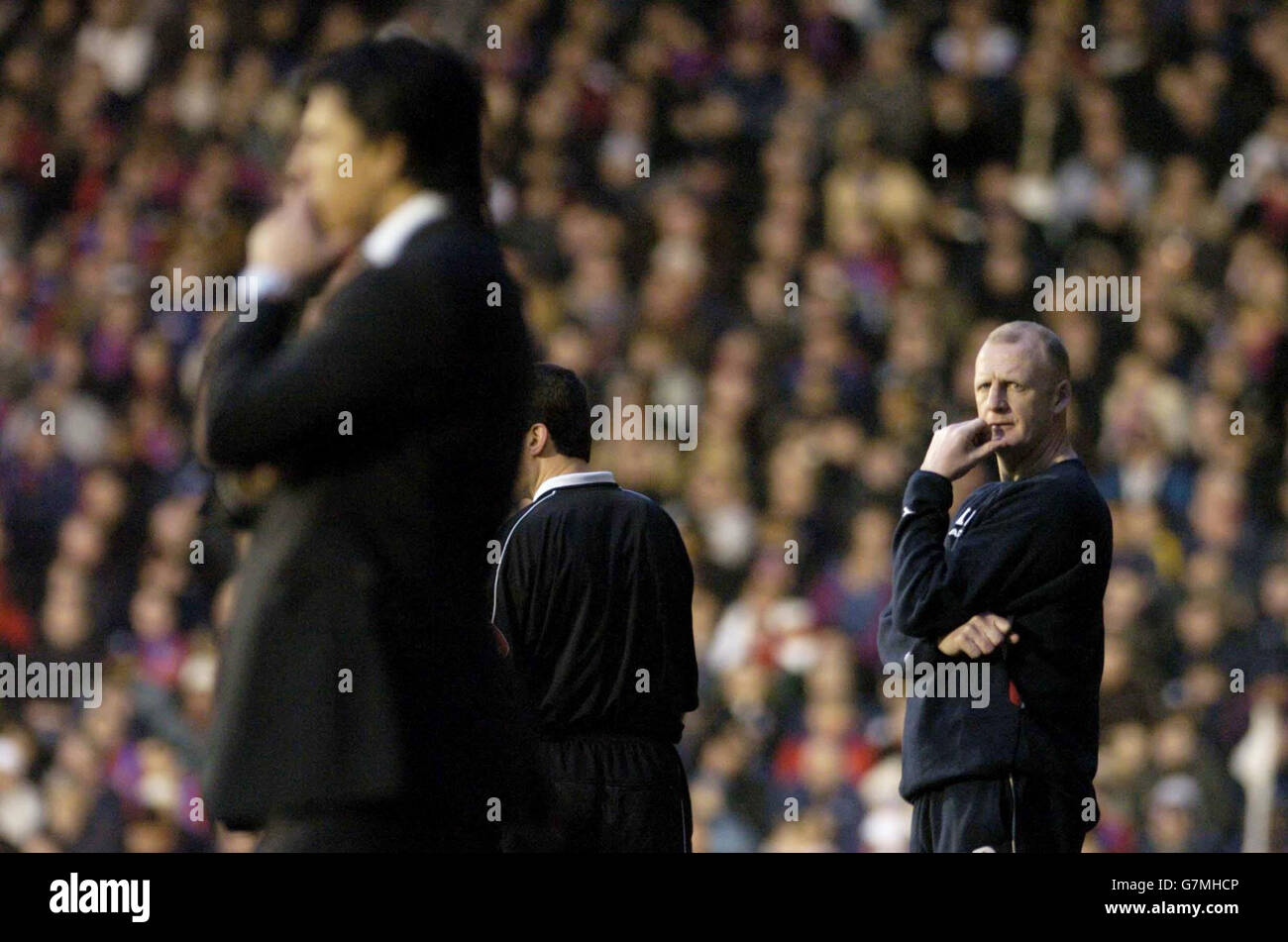 Barclays Premiership Fulham v Crystal Palace - Craven Cottage. Crystal Palace manager Ian Dowie (right) looks on. Stock Photo