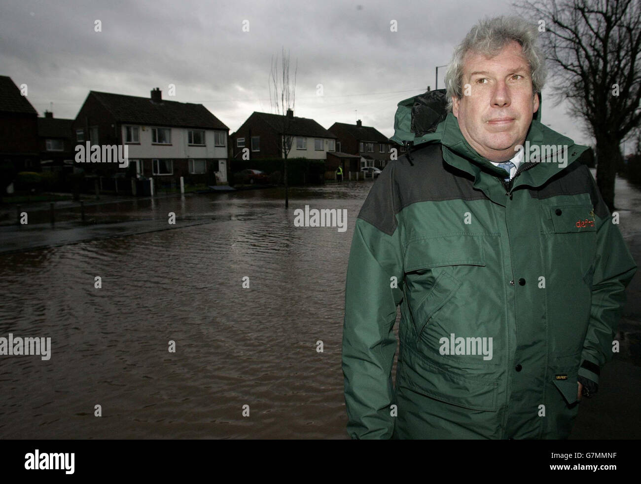 Environment Minister Elliot Morley surveys the damage at Warwick Road. Stock Photo