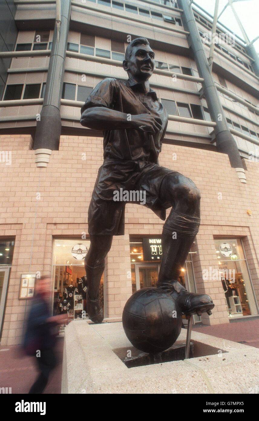 Jackie milburn statue hires stock photography and images Alamy