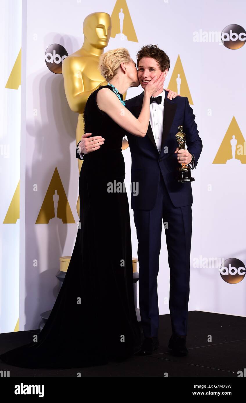 Eddie Redmayne with the Actor in a Leading Role Award for 'The Theory ...
