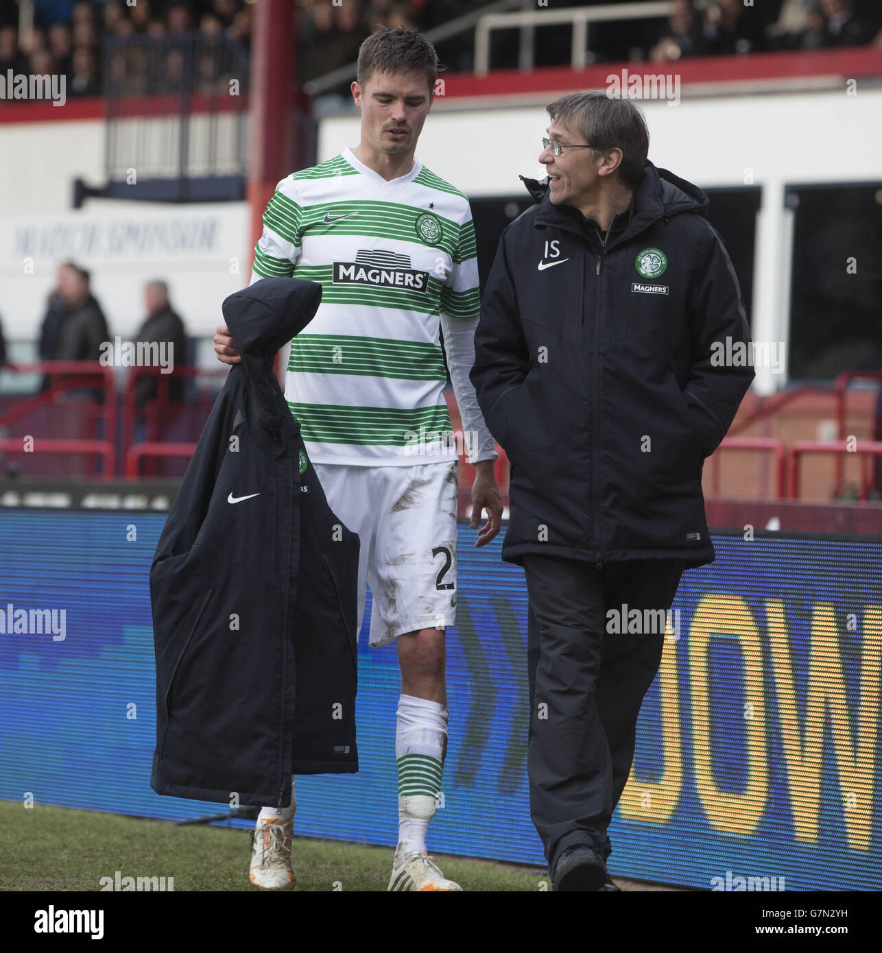 Soccer - William Hill Scottish Cup - Fifth Round - Dundee v Celtic - Dens Park. Celtic's Mikael Lustig goes off injured during the William Hill Scottish Cup Fifth Round match at Dens Park, Dundee. Stock Photo