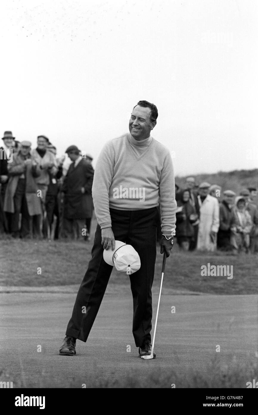 American ace Billy Casper smiles at the applauding spectators on the fourth green after holing a long putt for a birdie three in the Open Championship at Royal Lytham & St Annes Golf Club. Stock Photo