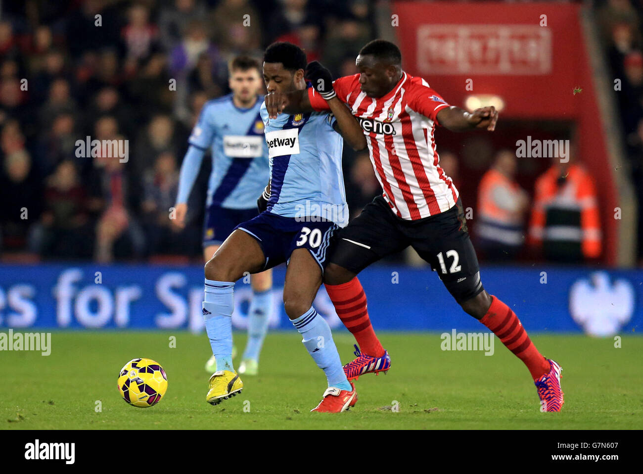 West Ham United's Alex Song (left) battles for the ball with Southampton's Victor Wanyama (right) during the Barclays Premier League match at St Mary's, Southampton. Stock Photo
