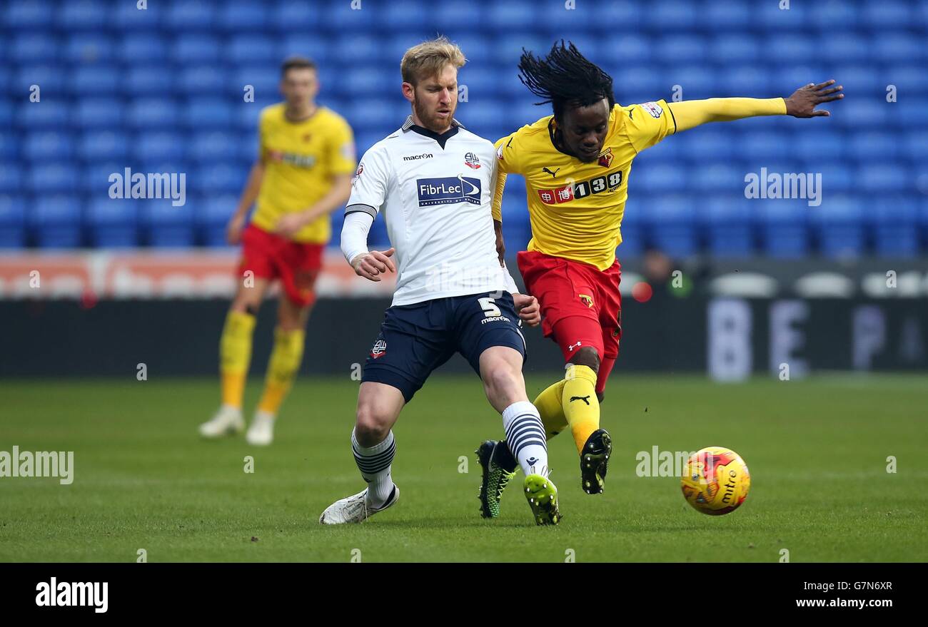 Watford's Juan Carlos Paredes (right) and Bolton Wanderers' Tim Ream during the Sky Bet Championship match at The Macron Stadium, Bolton. Stock Photo