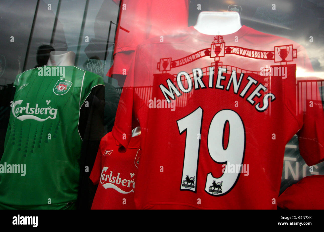 Liverpool new signing Fernando Morientes' shirt in the club shop at Anfield with a reflection of the Bob Paisley gates in the window Stock Photo
