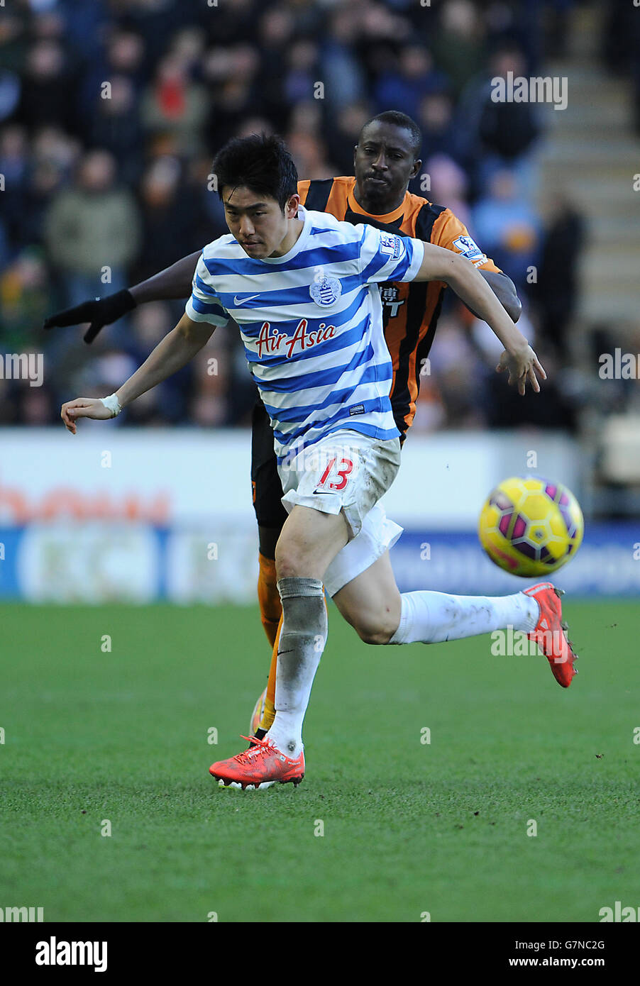 Soccer - Barclays Premier League - Hull City v Queens Park Rangers - KC Stadium. QPR's Yun Suk-Young and Hull City's Dame N'Doye in action during the Barclays Premier League match at the KC Stadium, Hull. Stock Photo