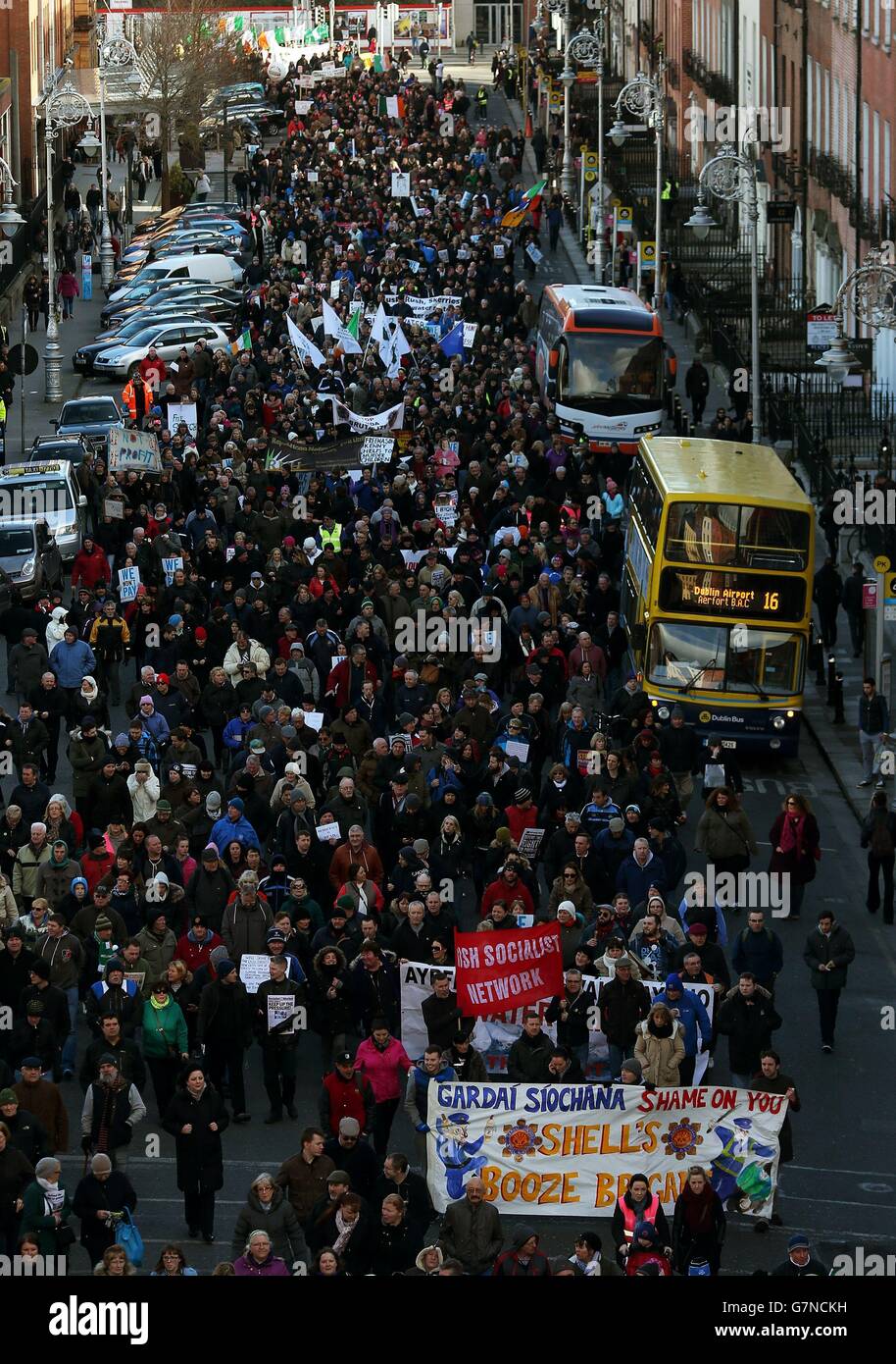 Protesters march from Central Bank, Dublin, to Mountjoy Prison over the imprisonment of five water charges demonstrators. Stock Photo