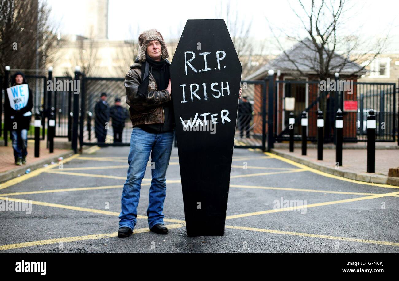 Protester Kenneth Halnon outside Mountjoy Prison during a demonstration over the imprisonment of five water charges demonstrators. Stock Photo