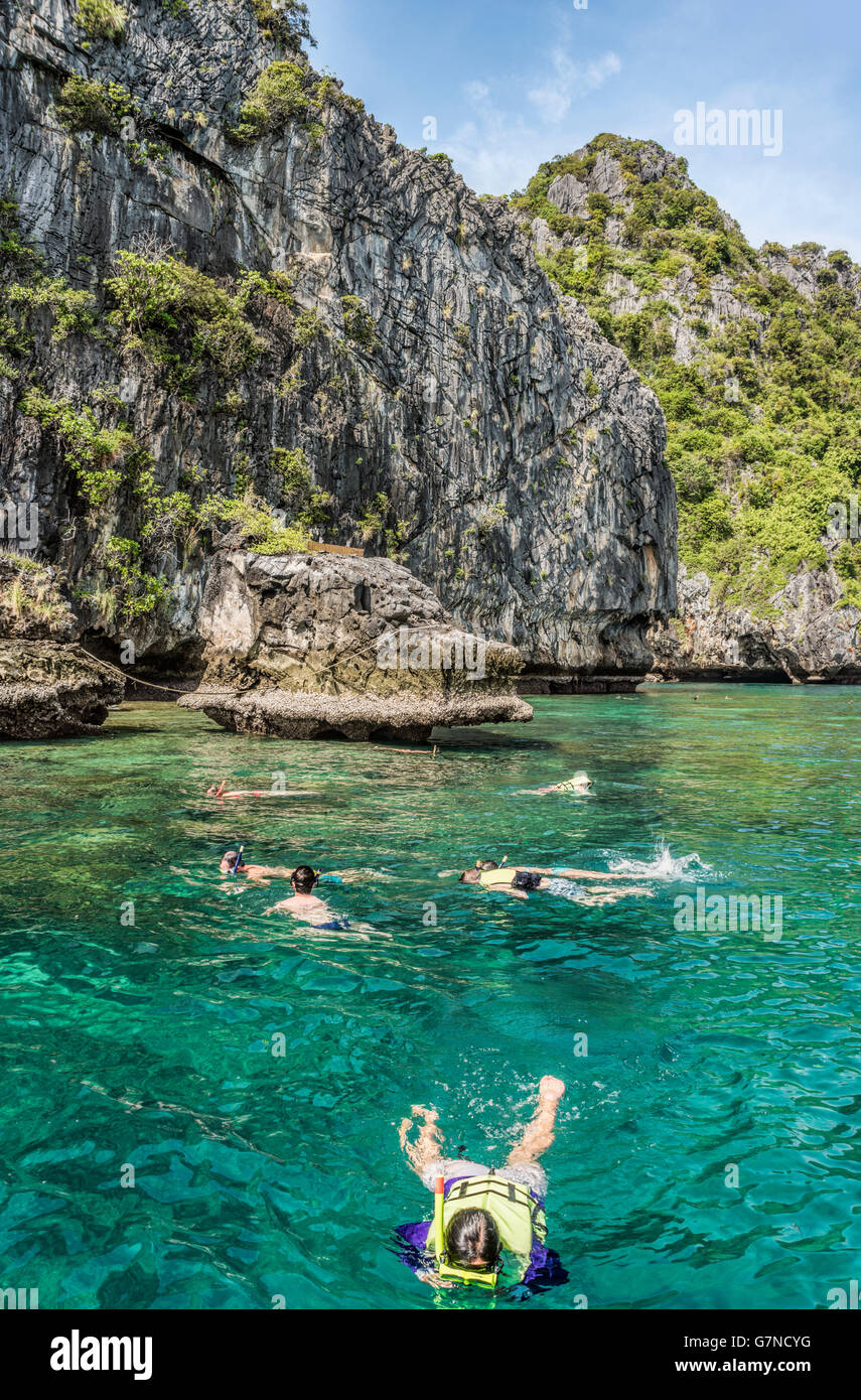 Snorkler at Koh Chuek near Koh Lanta, Krabi, Thailand | Schnochler tauchen bei Ko Chuek Island bei Ko Lanta, Krabi, Thailand Stock Photo