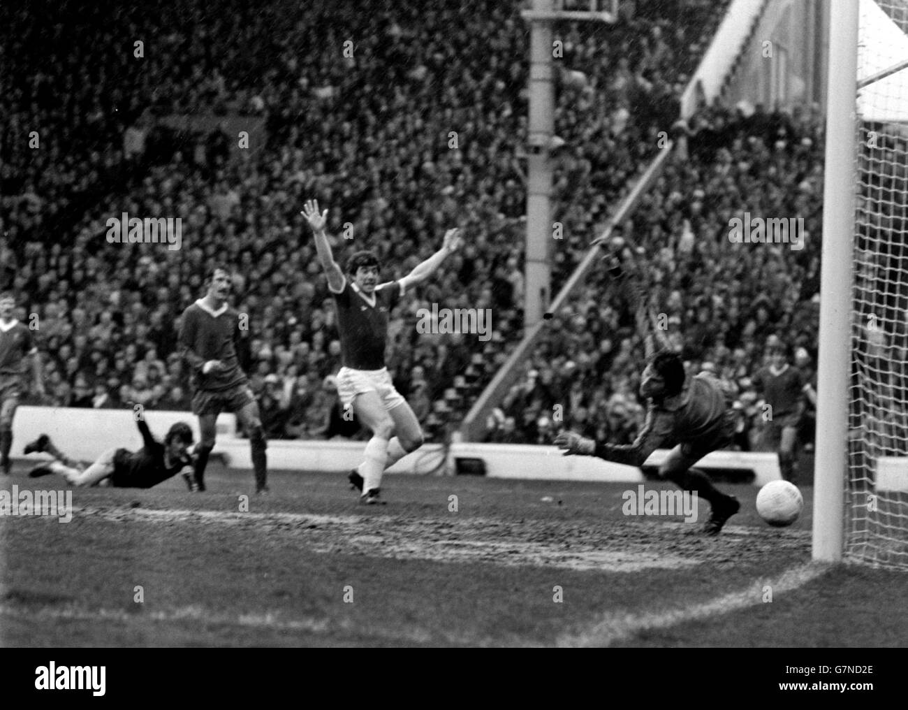 Everton substitute Bryan Hamilton (Centre) raises his arms in celebration after beating Liverpool goalkeeper Ray Clemence. The goal was disallowed for offside, and the match ended in a 2-2 draw. Stock Photo