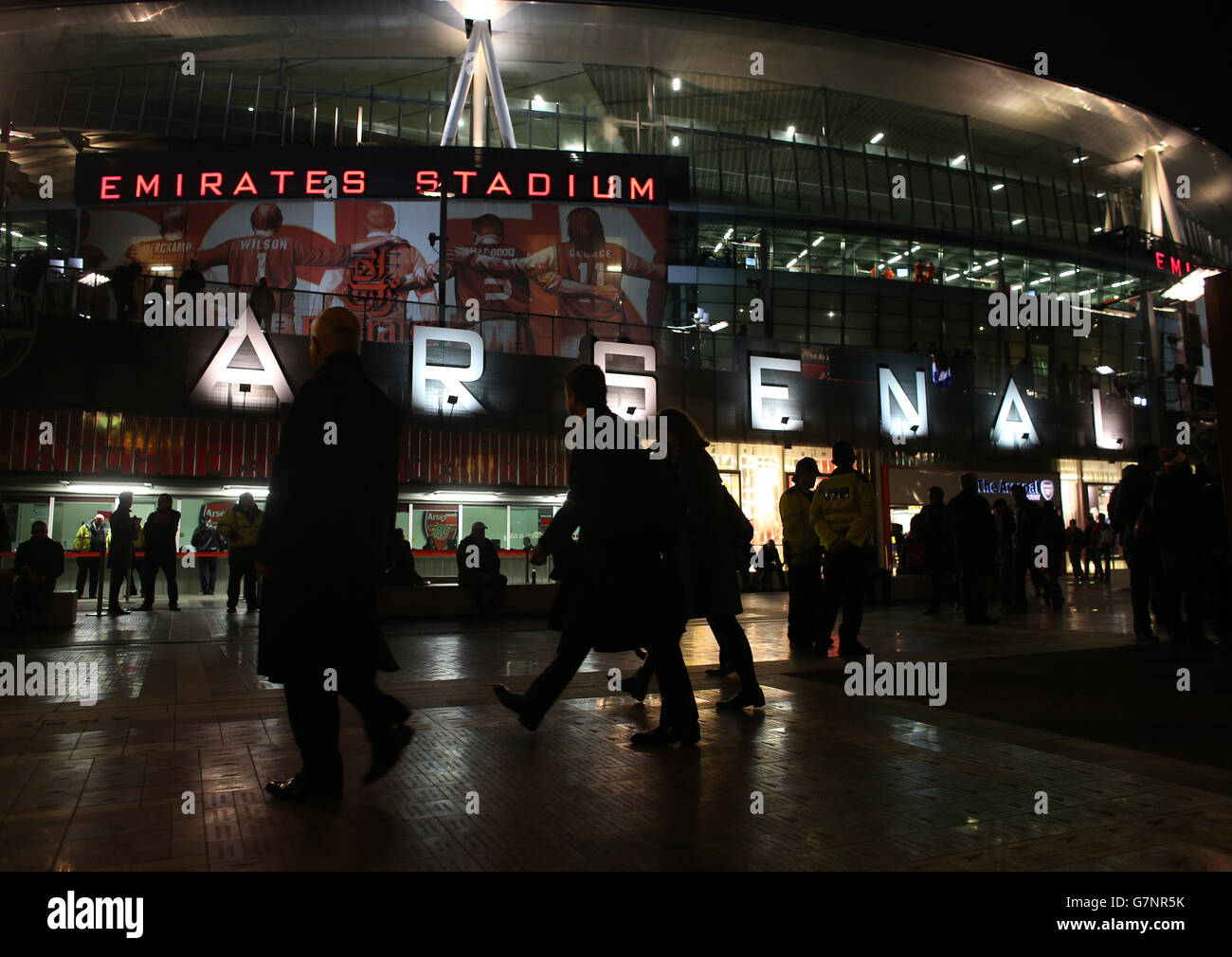 Round 16 match emirates stadium hi-res stock photography and images - Alamy