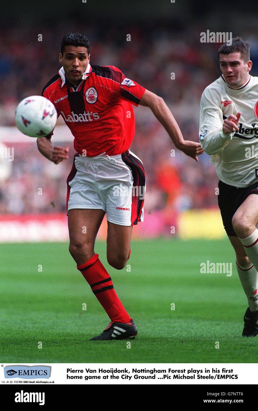 Soccer - Carling Premiership - Nottingham Forest v Liverpool. Pierre Van Hooijdonk, Nottingham Forest plays in his first home game at the City Ground Stock Photo