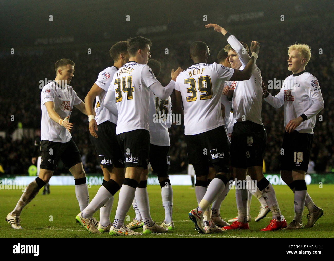 Derby County's Jeff Hendrick (second right) celebrates scoring his sides first goal of the game during the Sky Bet Championship match at the iPro Stadium, Derby. Stock Photo