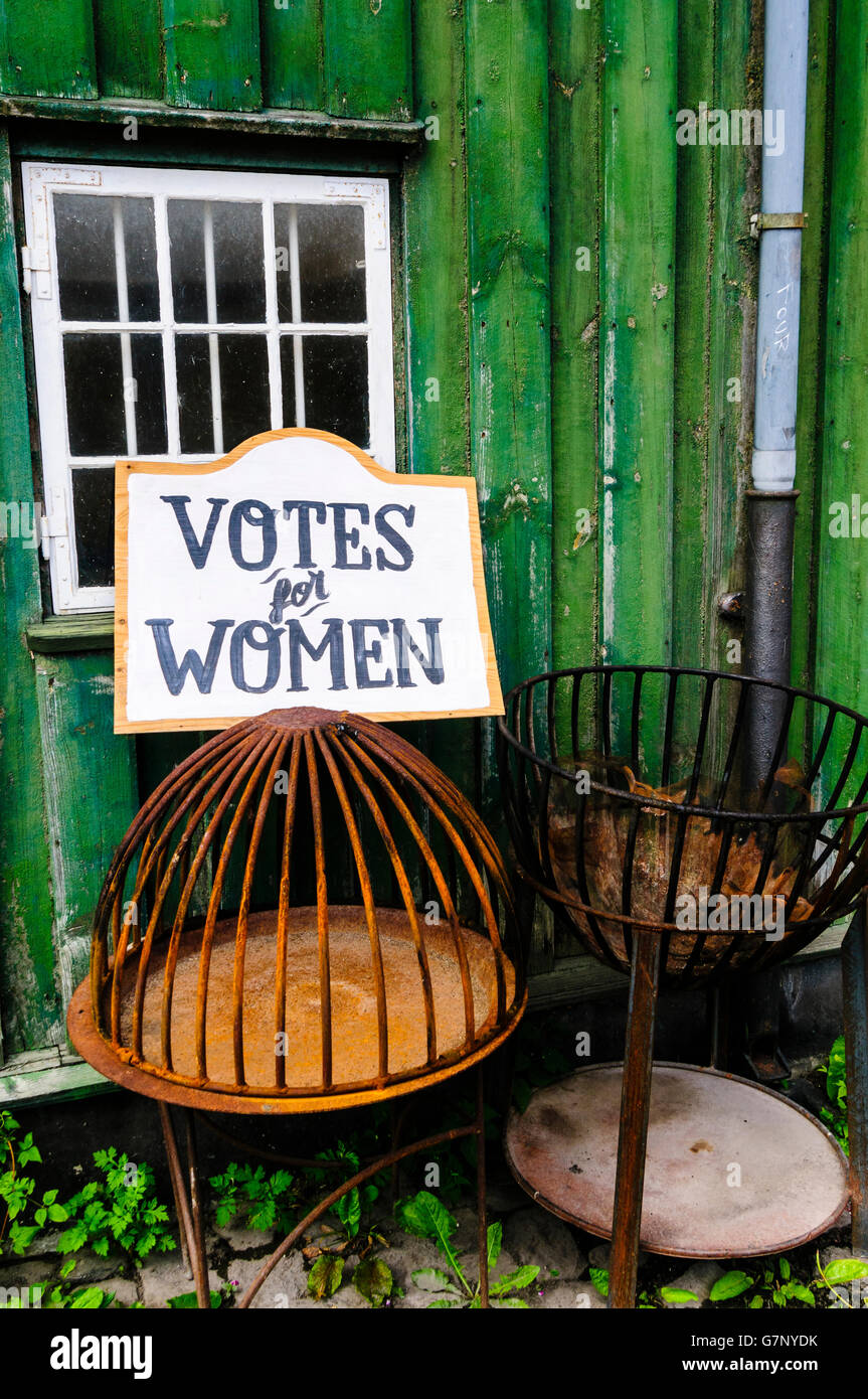 Sign outside a green wooden house saying 'Votes for Women' Stock Photo