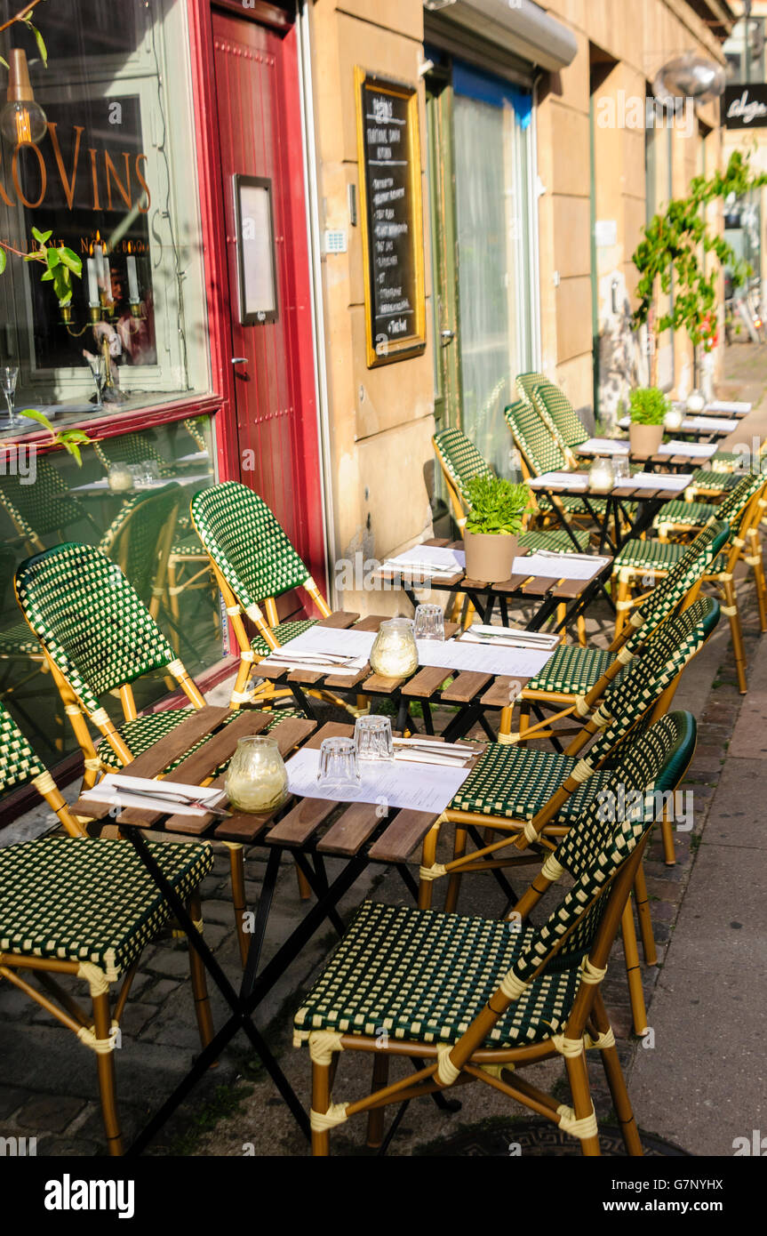 Outside outdoors tables hi-res stock photography and images - Alamy