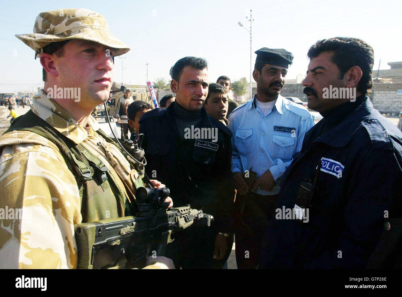 Soldier Stephen Richardson from Ashton under-lyne, Manchester, talks to Iraqi Police, southern Iraq. Stock Photo