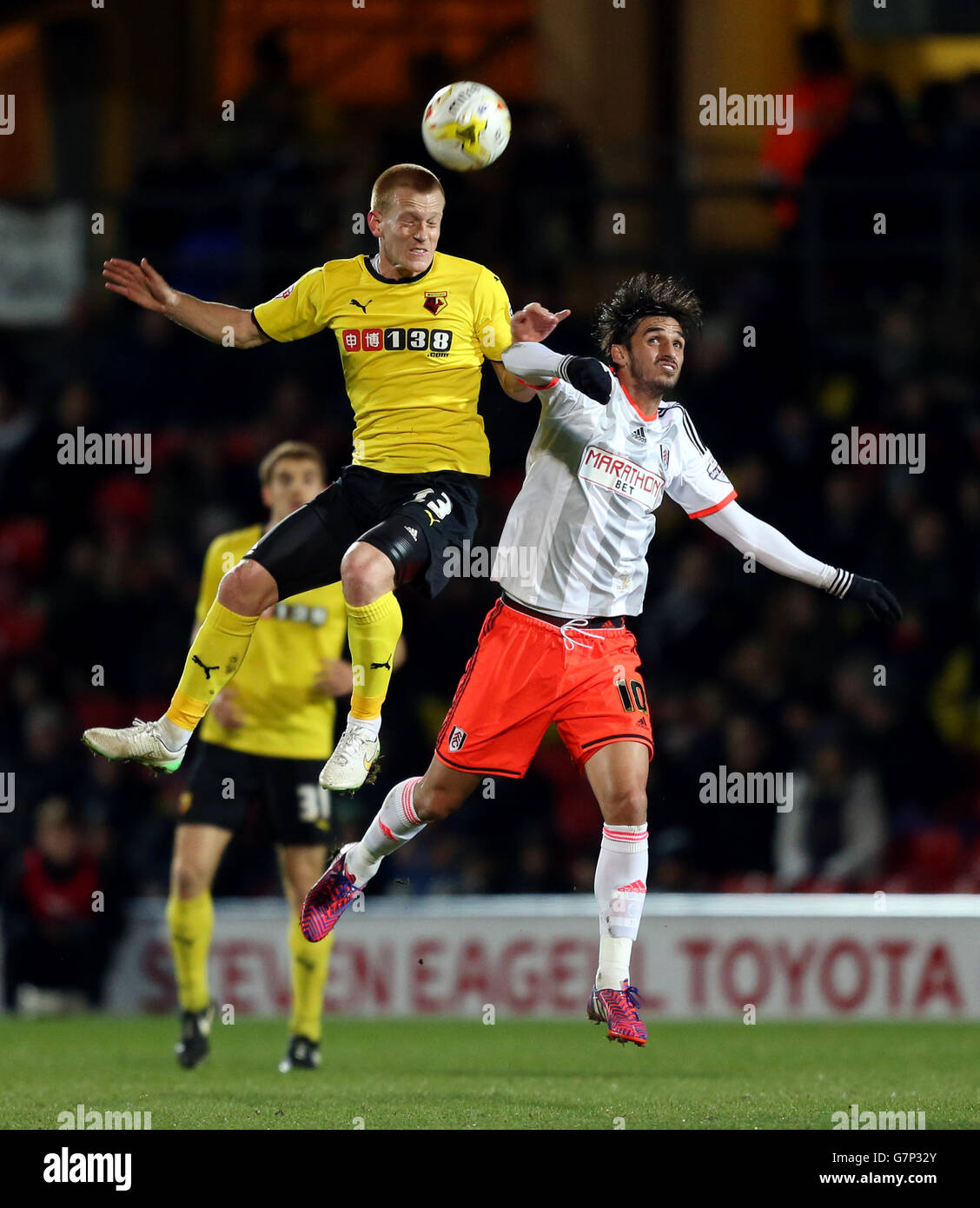 Soccer - Sky Bet Championship - Watford v Fulham - Vicarage Road. Watford's Ben Watson (right) and Fulham's Bryan Ruiz battle for the ball Stock Photo