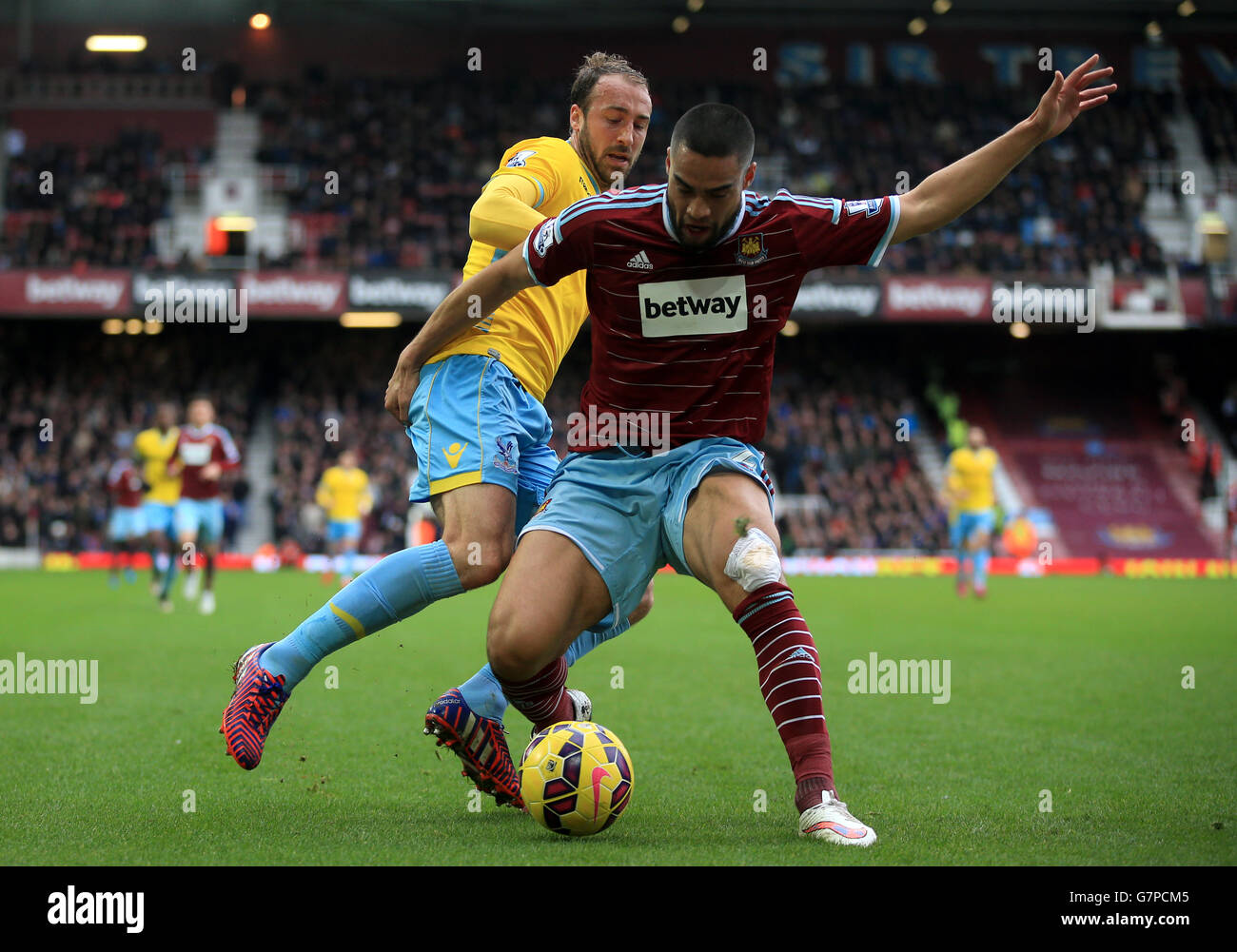 West Ham United's Winston Reid (right) and Crystal Palace's Glenn Murray (left) battle for the ball during the Barclays Premier League match at Upton Park, London. PRESS ASSOCIATION Photo. Picture date: Saturday February 28, 2015. See PA story SOCCER West Ham. Photo credit should read: Nick Potts/PA Wire. Stock Photo