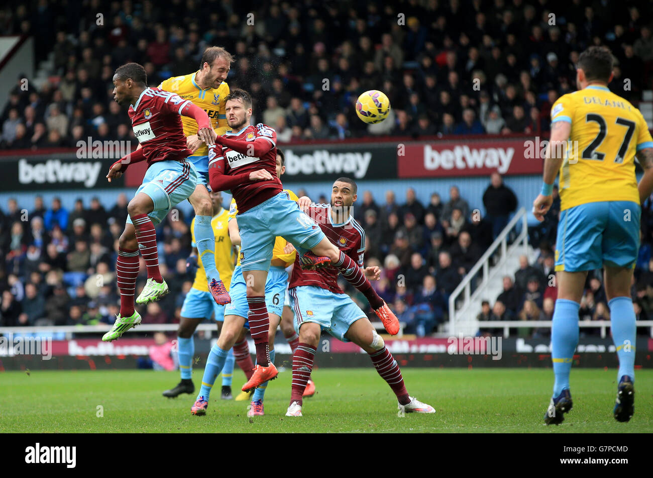 Crystal Palace's Glenn Murray scores his side's first goal of the game during the Barclays Premier League match at Upton Park, London. PRESS ASSOCIATION Photo. Picture date: Saturday February 28, 2015. See PA story SOCCER West Ham. Photo credit should read: Nick Potts/PA Wire. Stock Photo