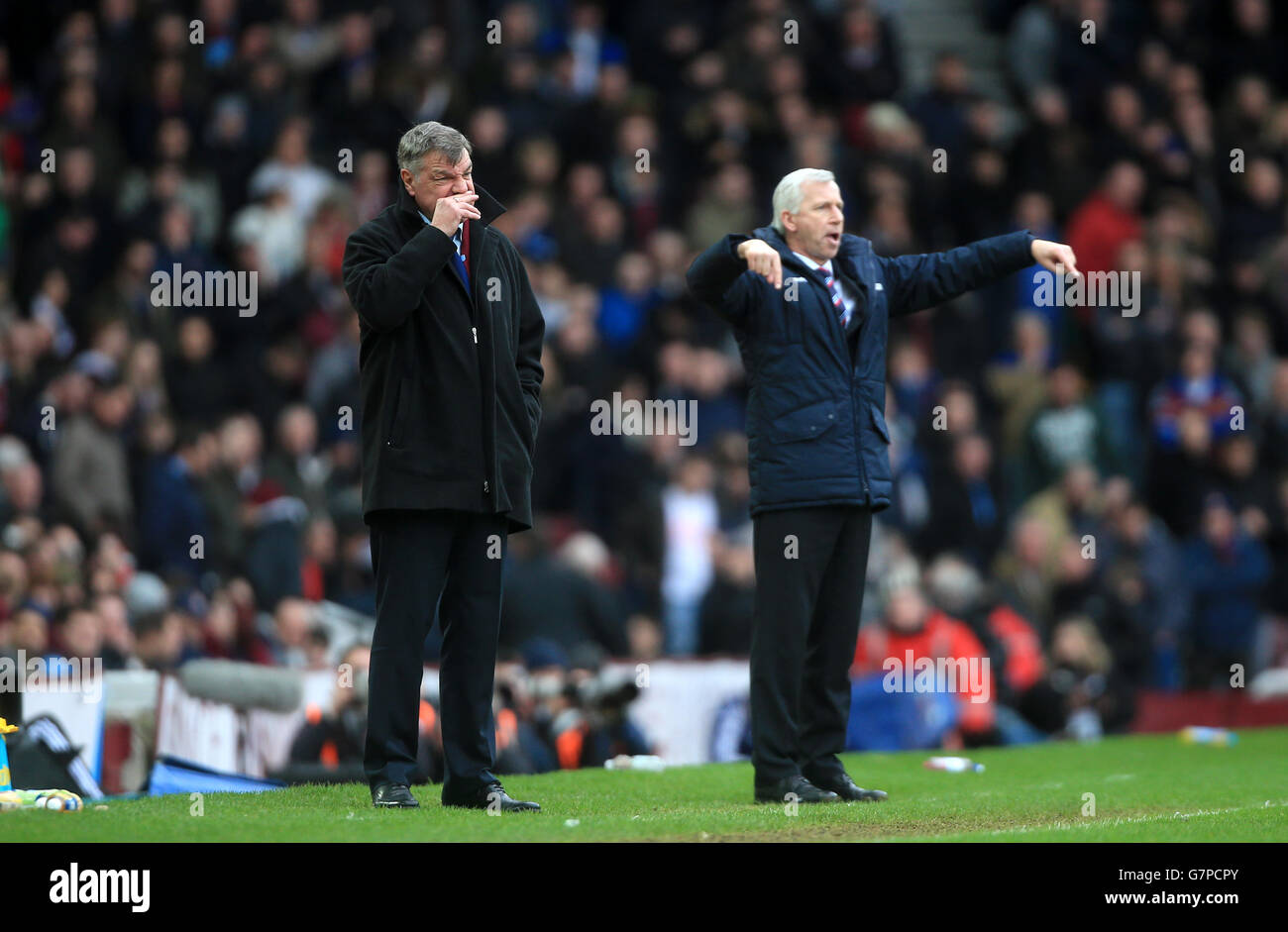 Crystal Palace manager Alan Pardew (right) and West Ham United manager Sam Allardyce on the touchline during the Barclays Premier League match at Upton Park, London. PRESS ASSOCIATION Photo. Picture date: Saturday February 28, 2015. See PA story SOCCER West Ham. Photo credit should read: Nick Potts/PA Wire. Stock Photo