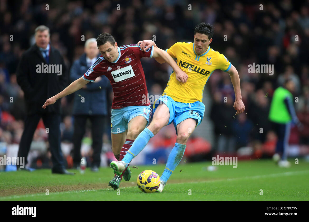 Crystal Palace's Martin Kelly (right) and West Ham United's Stewart Downing battle for the ball during the Barclays Premier League match at Upton Park, London. PRESS ASSOCIATION Photo. Picture date: Saturday February 28, 2015. See PA story SOCCER West Ham. Photo credit should read: Nick Potts/PA Wire. Stock Photo