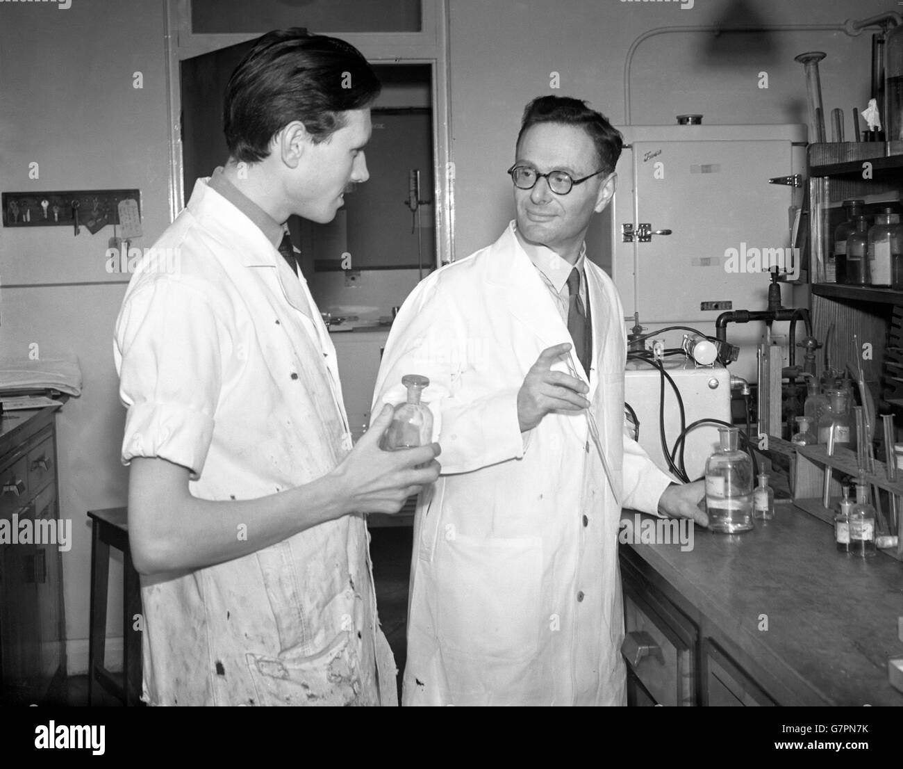 Professor Hans Krebs (r), professor of Bio-Chemistry at Sheffield University, who received the Nobel Prize in Physiology or Medicine for his 'discovery of the citric acid cycle.'. He shared the Nobel Prize with Fritz Lipmann. Professor Hans Krebs was born in Germany and came to Britain in 1933. Here he is pictured talking to a student at Sheffield University. Stock Photo