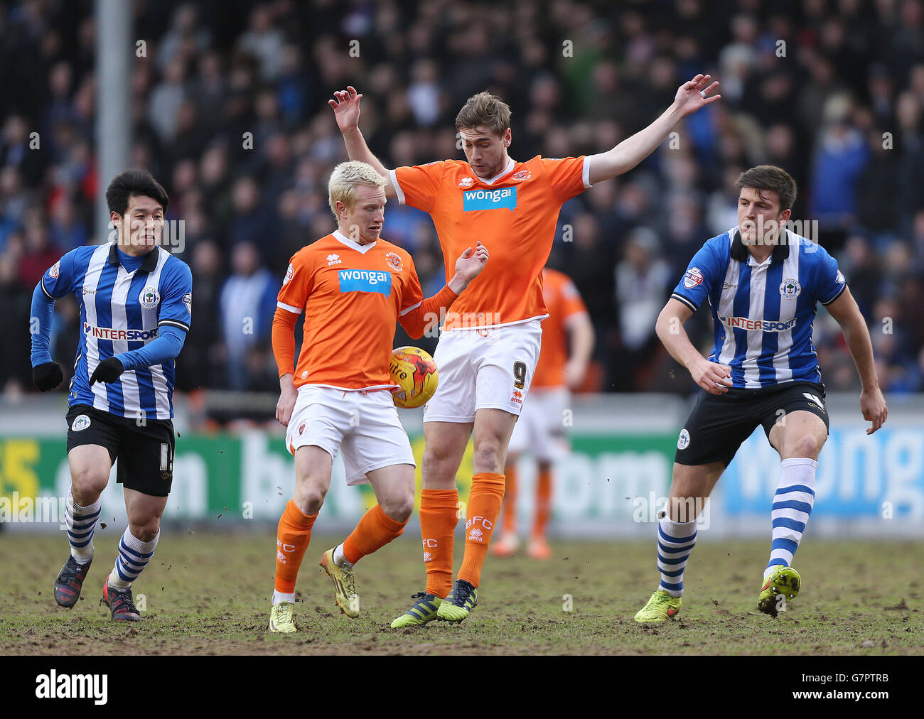 Soccer - Sky Bet Championship - Blackpool v Wigan Athletic - Bloomfield Road. Blackpool's David Perkins and Steven Davies battle with Wigan Athletic's Kim Bo Kyung and Harry Maguire Stock Photo