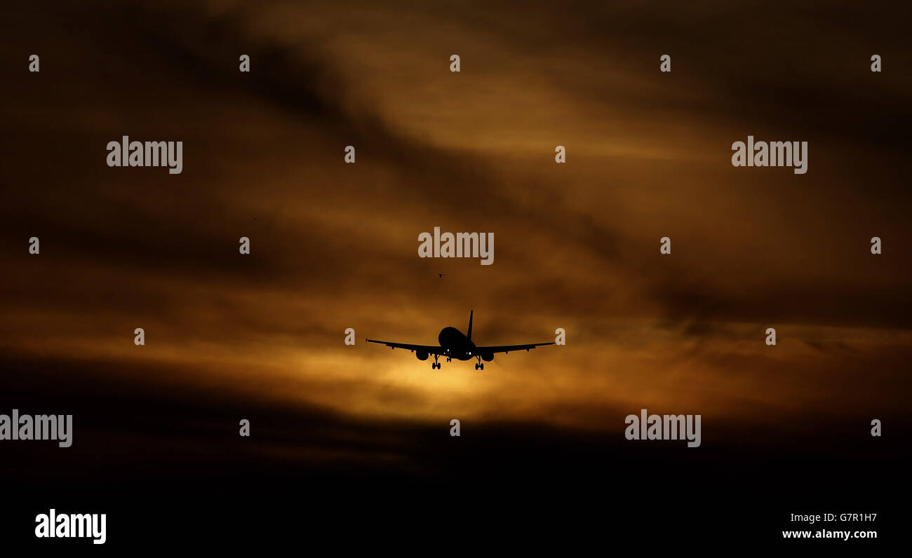 Spring weather March 10th 2015. A plane coming in to land at dusk at Heathrow Airport. Stock Photo