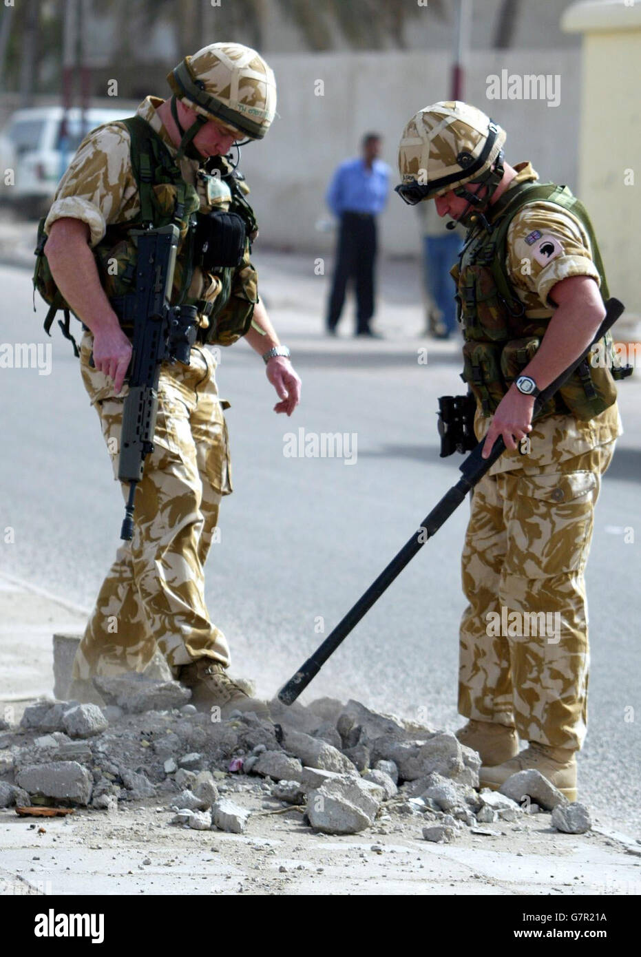 Royal Engineer High Risk Search Team in action in Iraq - Basra Stock Photo