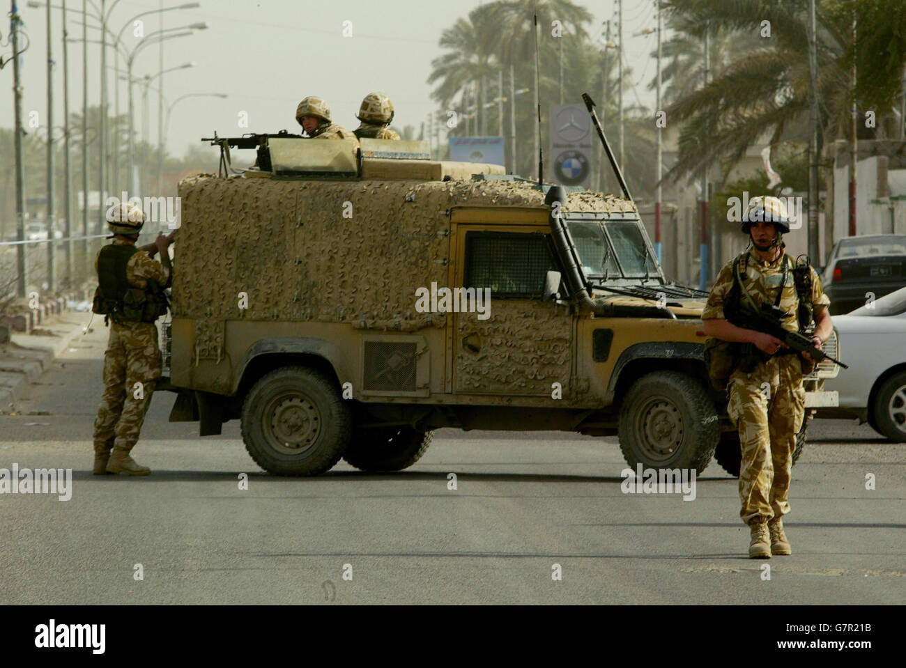 Royal Engineer High Risk Search Team in action in Iraq - Basra Stock Photo