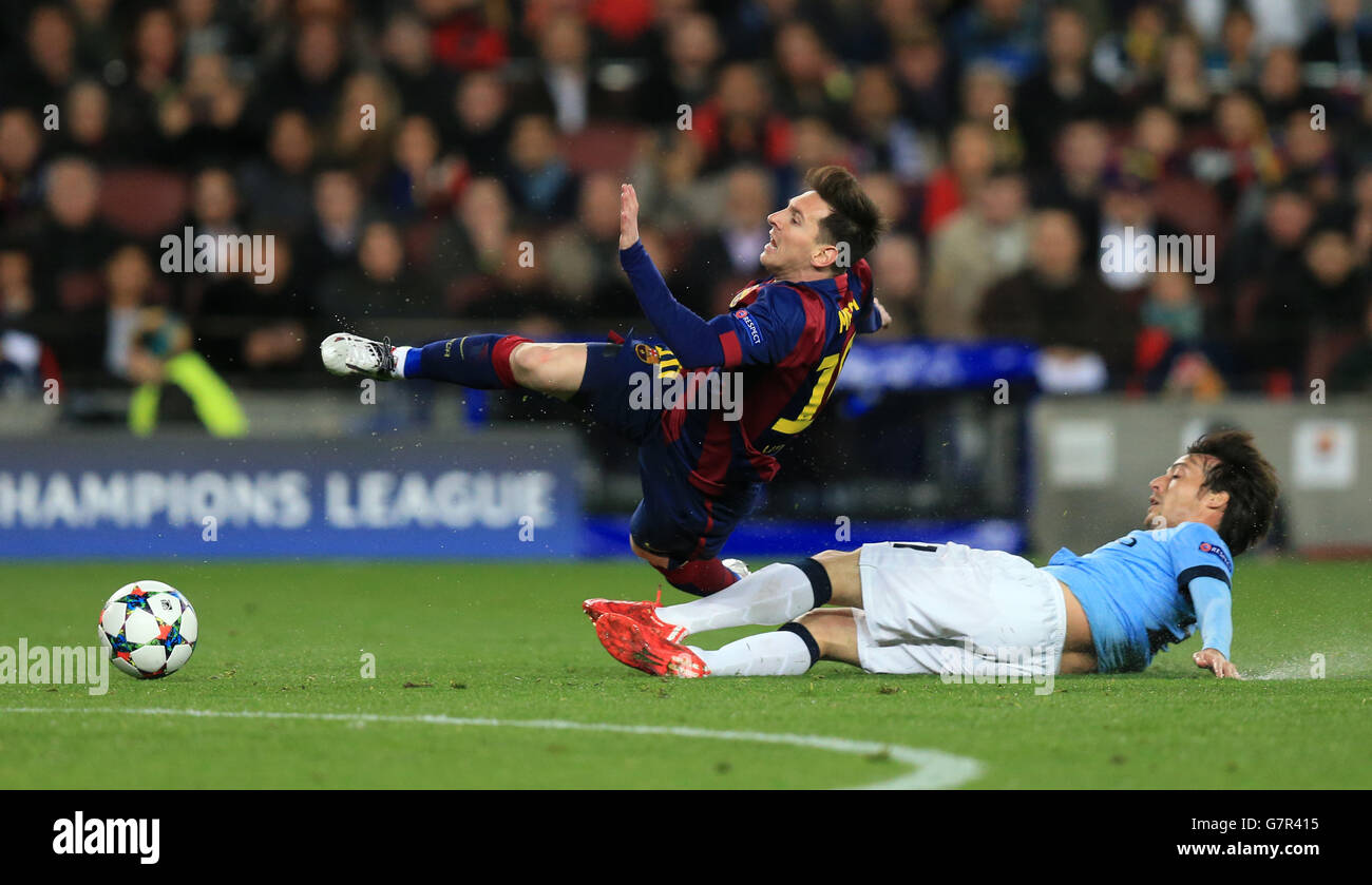Soccer - UEFA Champions League - Round of 16 - Second Leg - Barcelona v Manchester City - Camp Nou. Barcelona's Lionel Messi is fouled by Manchester City's David Silva (right) Stock Photo