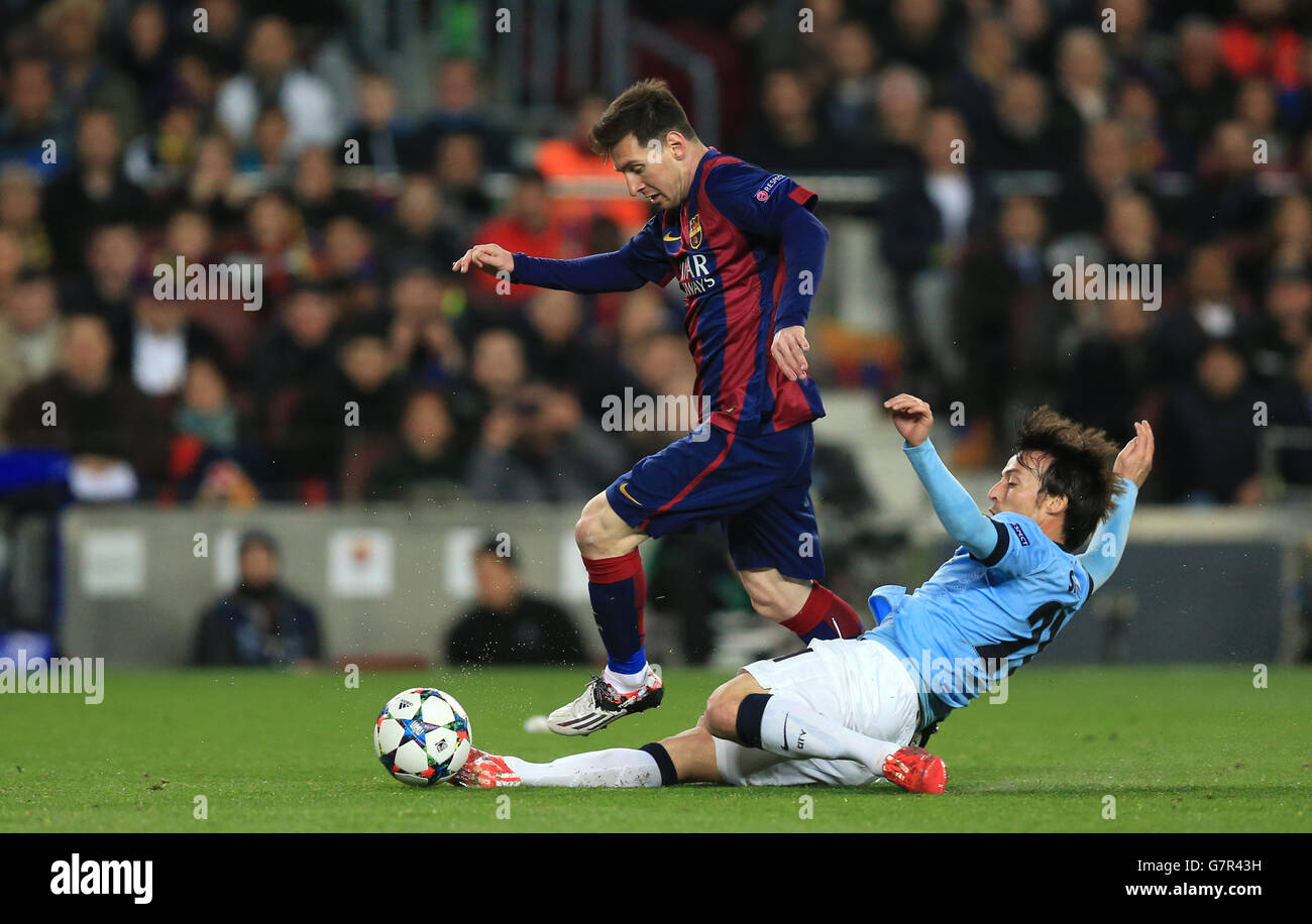 Soccer - UEFA Champions League - Round of 16 - Second Leg - Barcelona v Manchester City - Camp Nou. Barcelona's Lionel Messi and Manchester City's David Silva (right) battle for the ball Stock Photo
