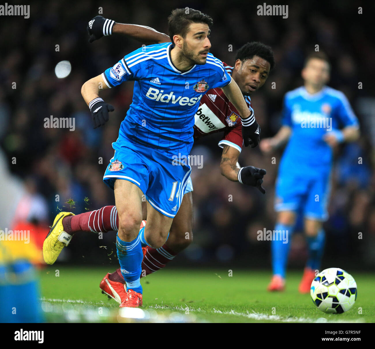 West Ham United's Alex Song (right) and Sunderland's Jordi Gomez battle for the ball during the Barclays Premier League match at Upton Park, London. Stock Photo