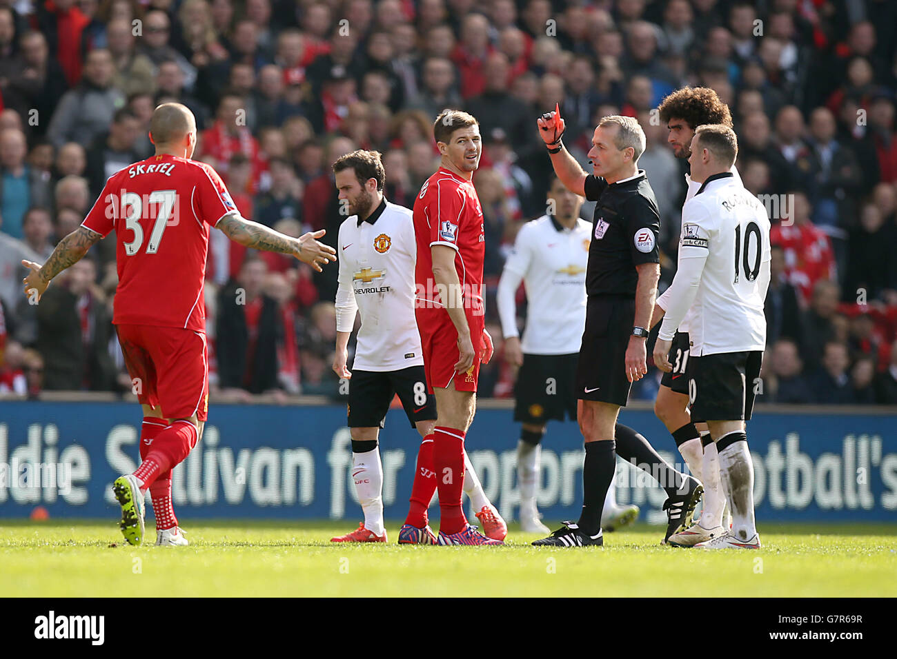 Liverpool's Steven Gerrard (centre) is shown the red card by referee Martin  Atkinson during the Barclays Premier League match at Anfield, Liverpool  Stock Photo - Alamy