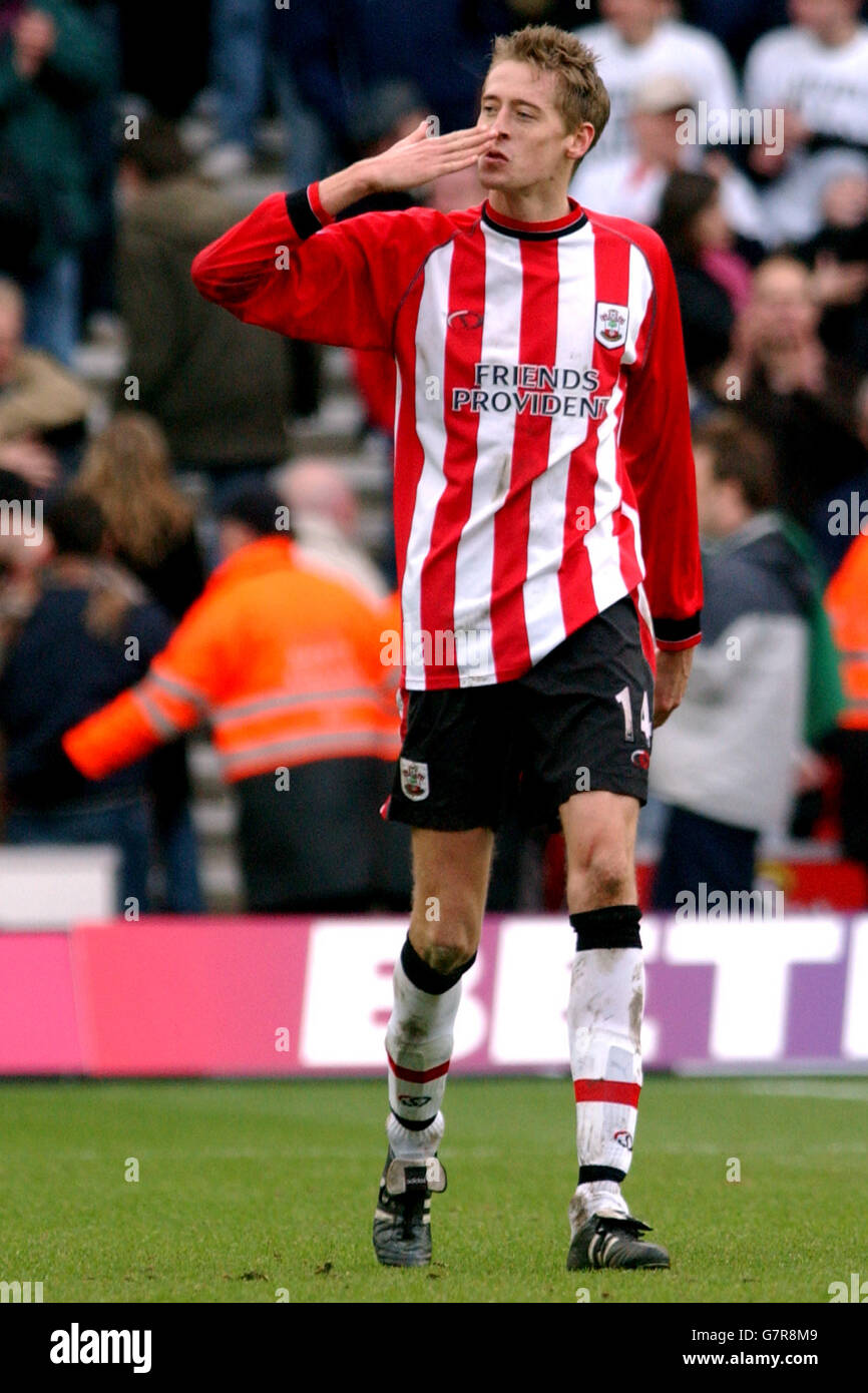 Soccer - FA Cup - Southampton v Portsmouth - St Mary's. Southampton's Peter Crouch salutes the crowd after scoring the winner against Portsmouth. Stock Photo