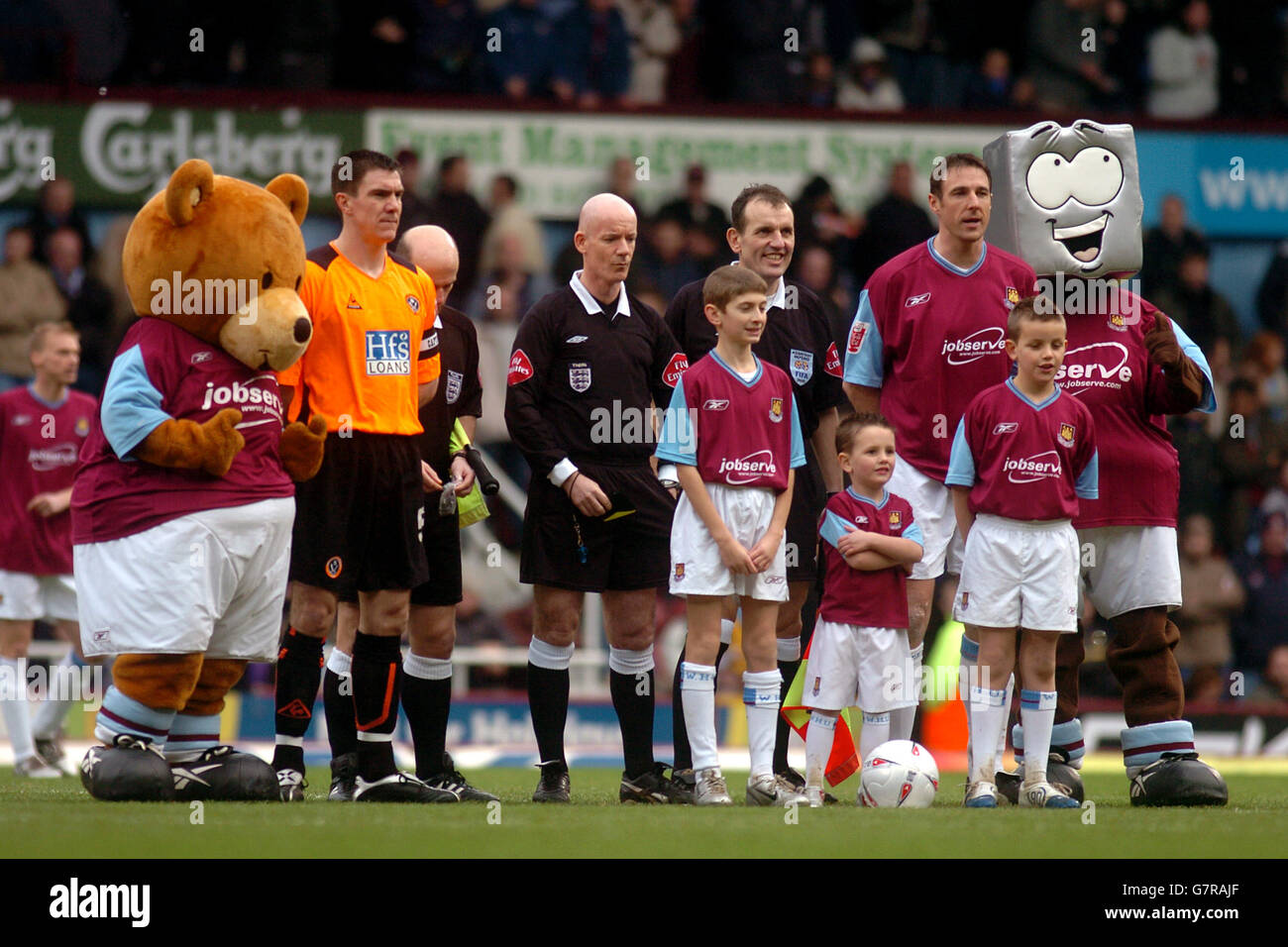 West Ham United's captain Malky Mackay (r) and Sheffield United's captain Chris Morgan line up with referee Dermot Gallagher (c) and their respective mascots Stock Photo
