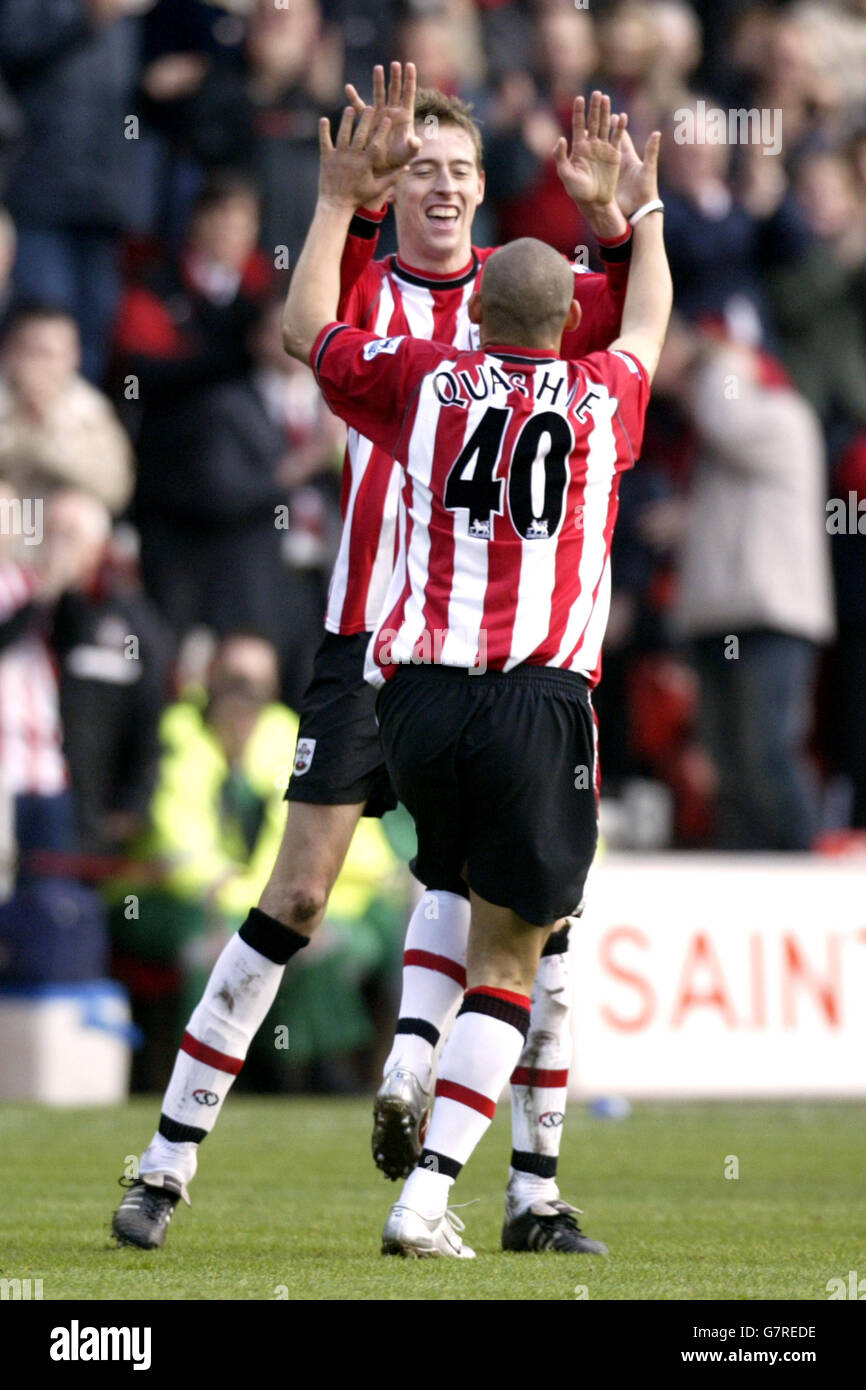 Southampton's Peter Crouch celebrates scoring the first goal equaliser against Everton with team-mate Nigel Quashie. Stock Photo