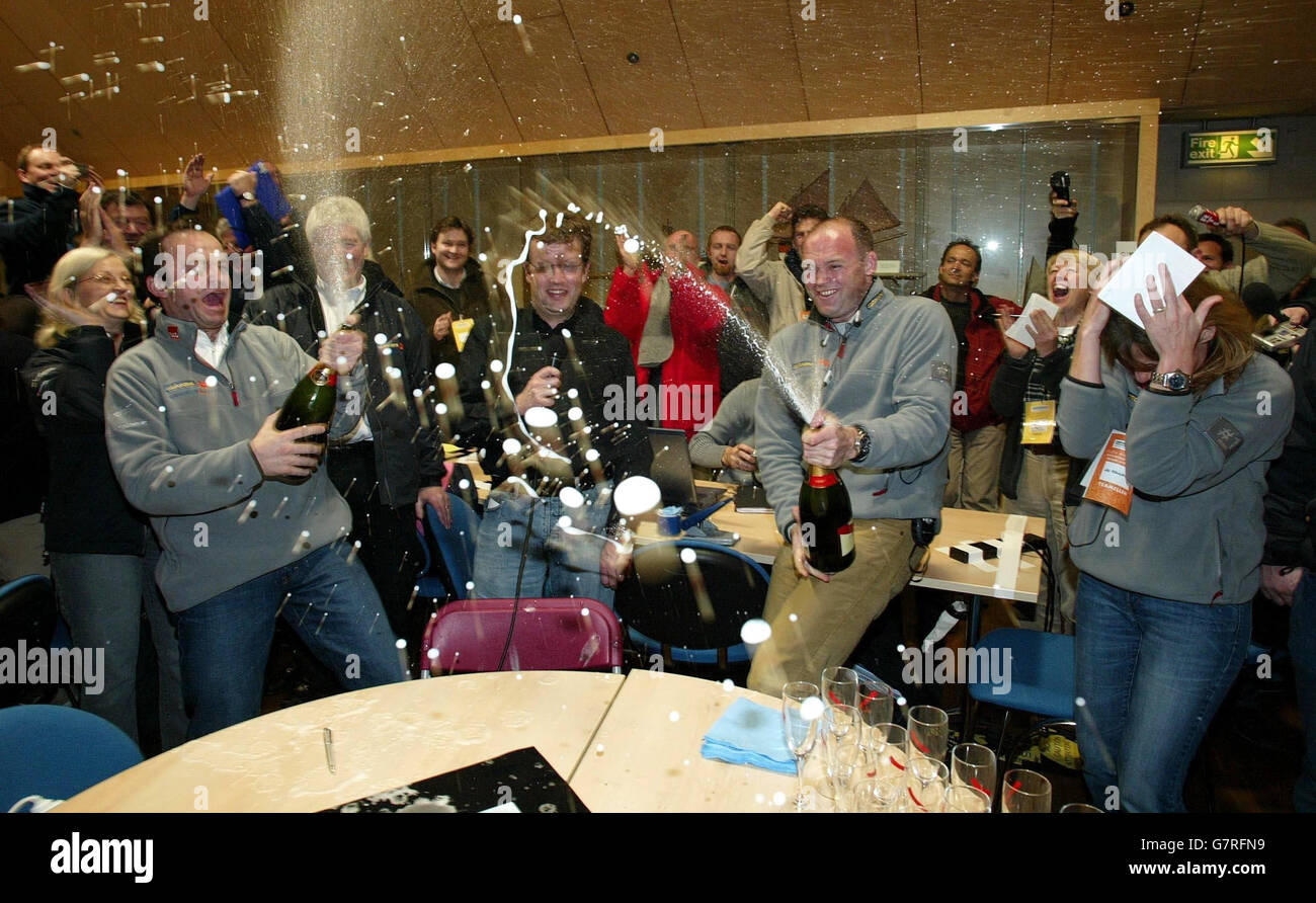 Ellen macarthur fastest to single handedly sail around the world non
