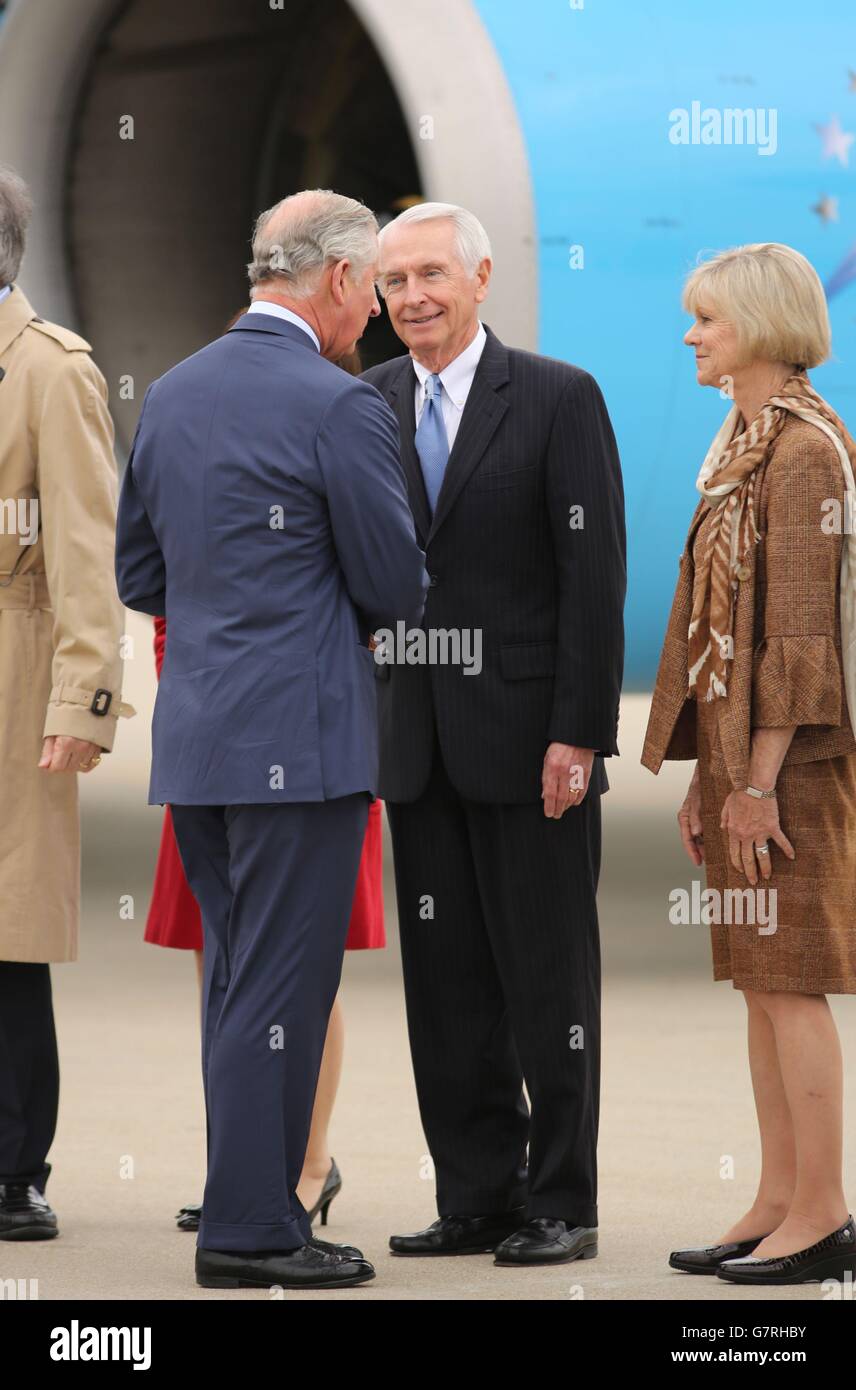 The Prince of Wales is greeted by by the Governor and First Lady of Kentucky, Steve and Jane Beshear, as he and the Duchess of Cornwall arrive at Louisville international airport in Louisville, Kentucky on the final day of their visit to the USA. Stock Photo