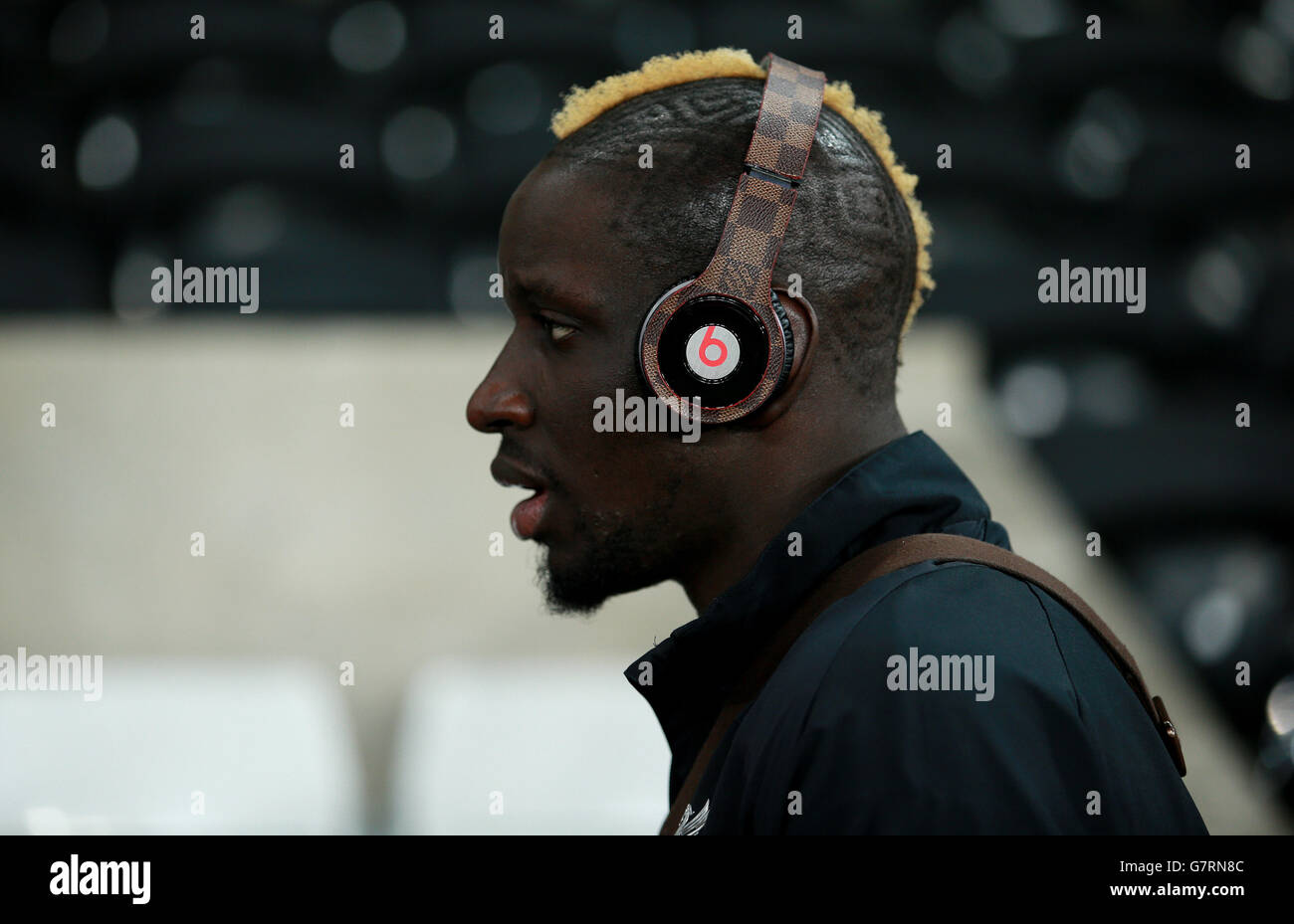 Beats headphones and phone hi-res stock photography and images - Alamy