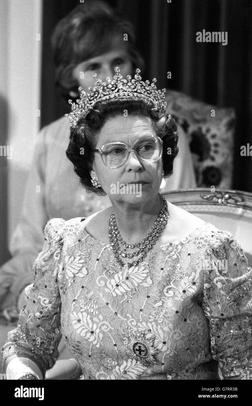 Queen Elizabeth Ii Evening Dress Stock Photos & Queen Elizabeth Ii