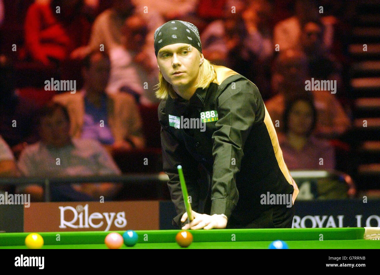 Paul Hunter Looks Unhappy In His Defeat Against Steve Davis Stock Photo Alamy