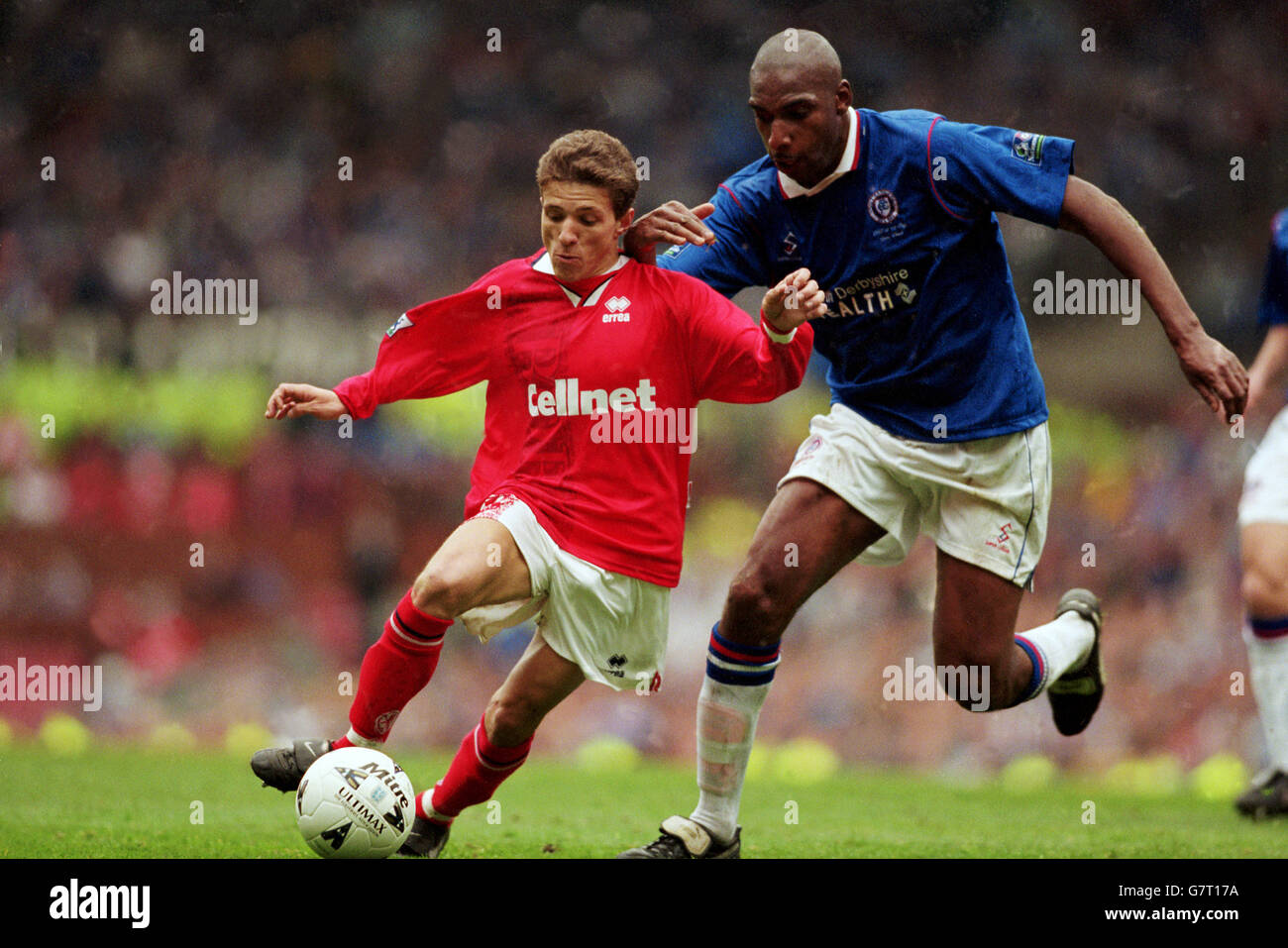 Soccer - FA Cup, Semi Final - Chesterfield v Middlesbrough. Juninho, Middlesbrough is shadowed by the enormous figure of Andy Morris, Chesterfield Stock Photo