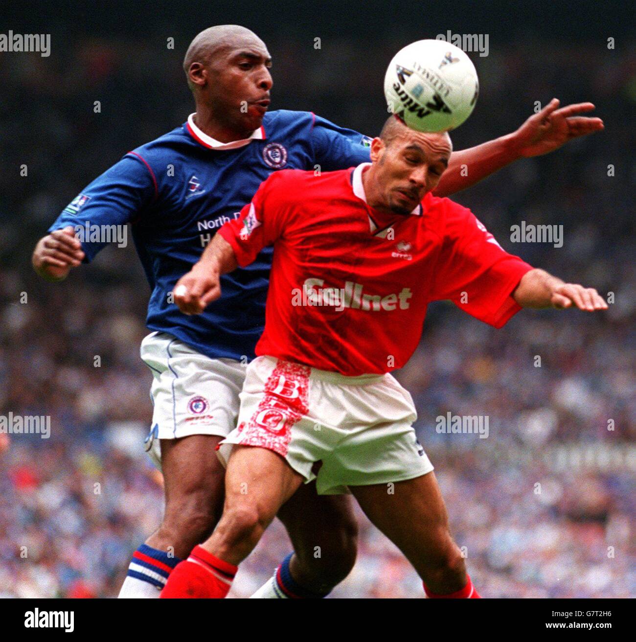 Curtis Fleming, Middlesbrough under pressure from Andy Morris, Chesterfield Stock Photo